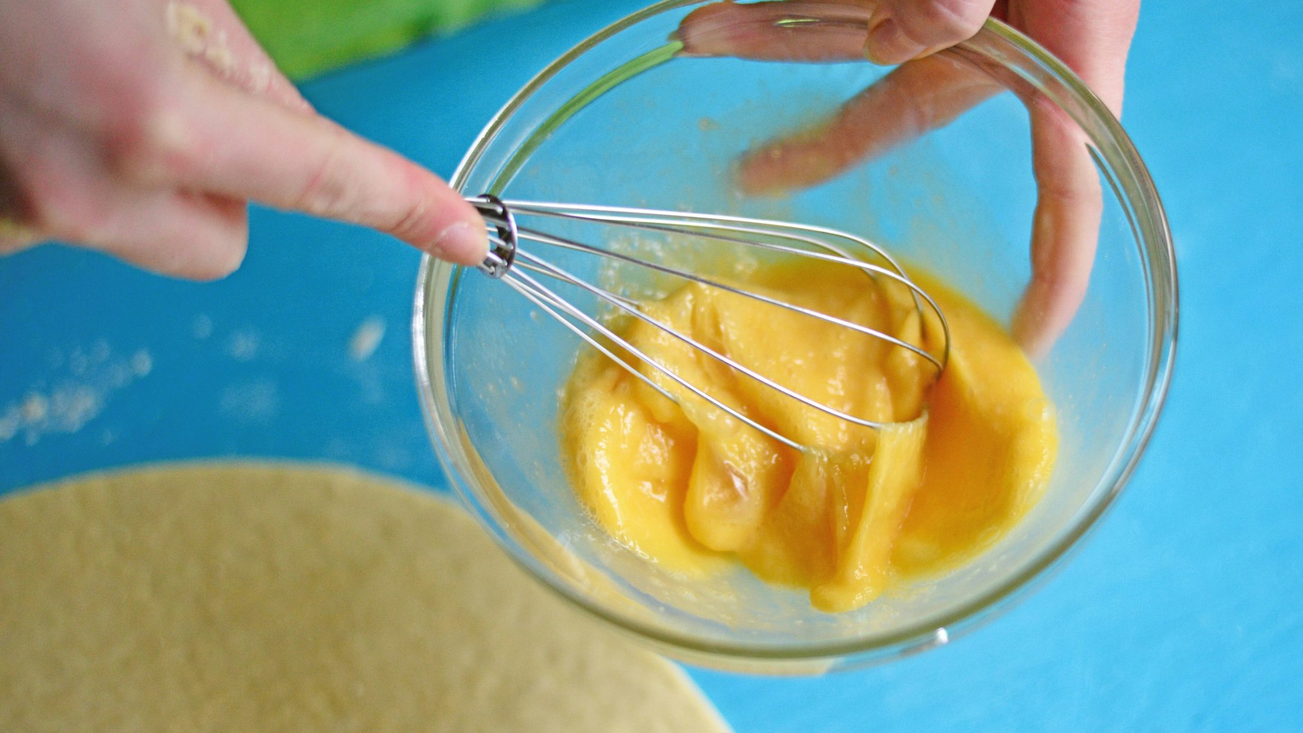 Für die Eier-Muffins müssen die Eier schön aufgeschlagen werden.
