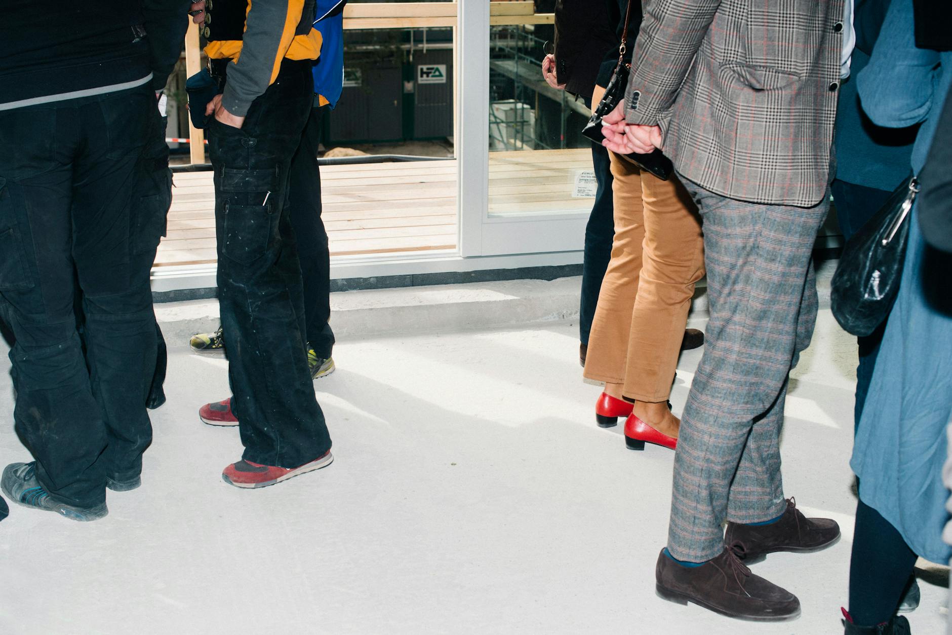 Bunt gemischte Party-Crowd: die Zimmerleute links, potenzielle Käuferinnen und Käufer rechts.