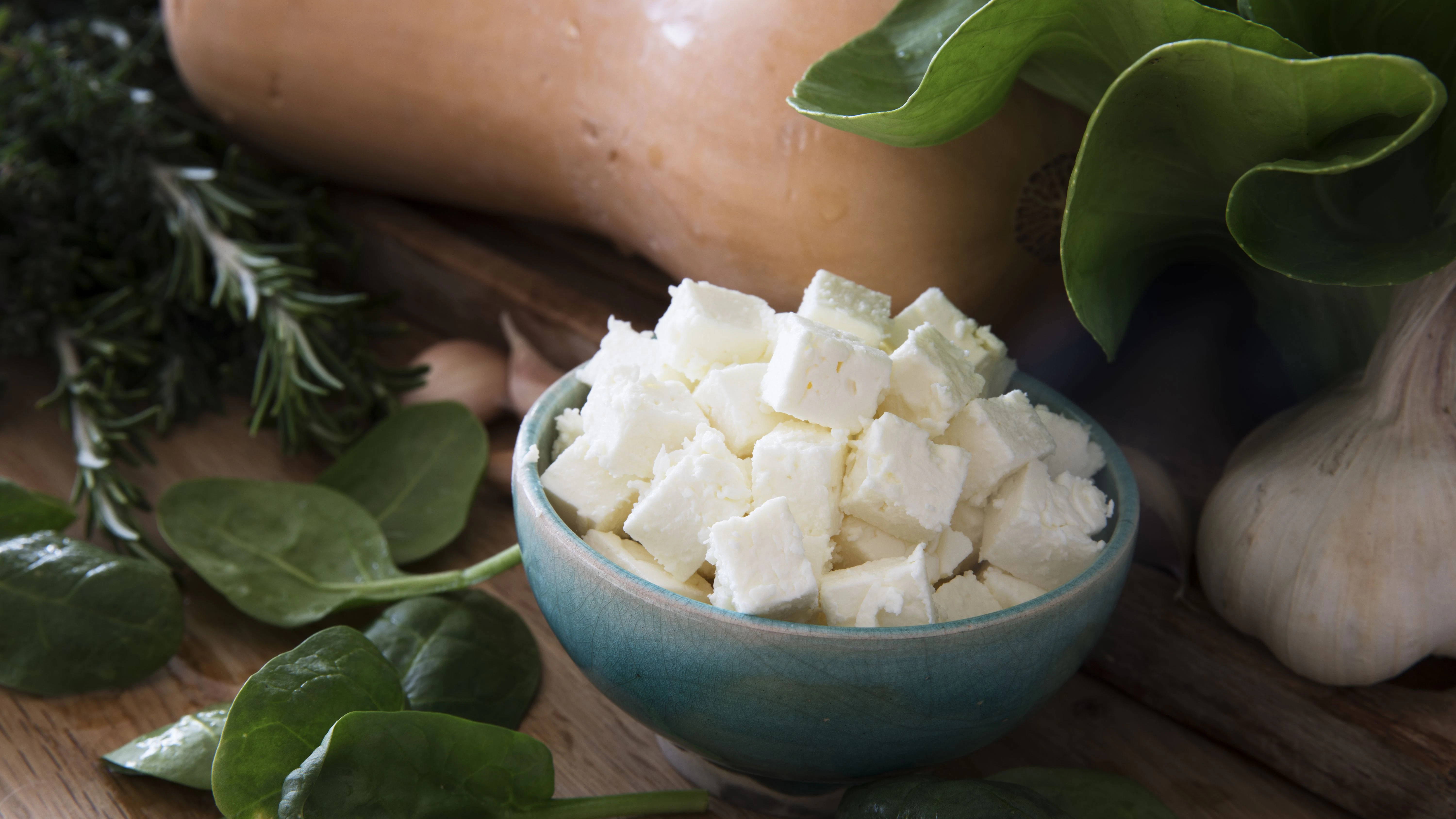 Feta ist ein geschützter Begriff für einen griechischen Salzlakenkäse aus Schafsmilch. Sie können für dieses Rezept auch jeden anderen Schafskäse in Salzlake verwenden.