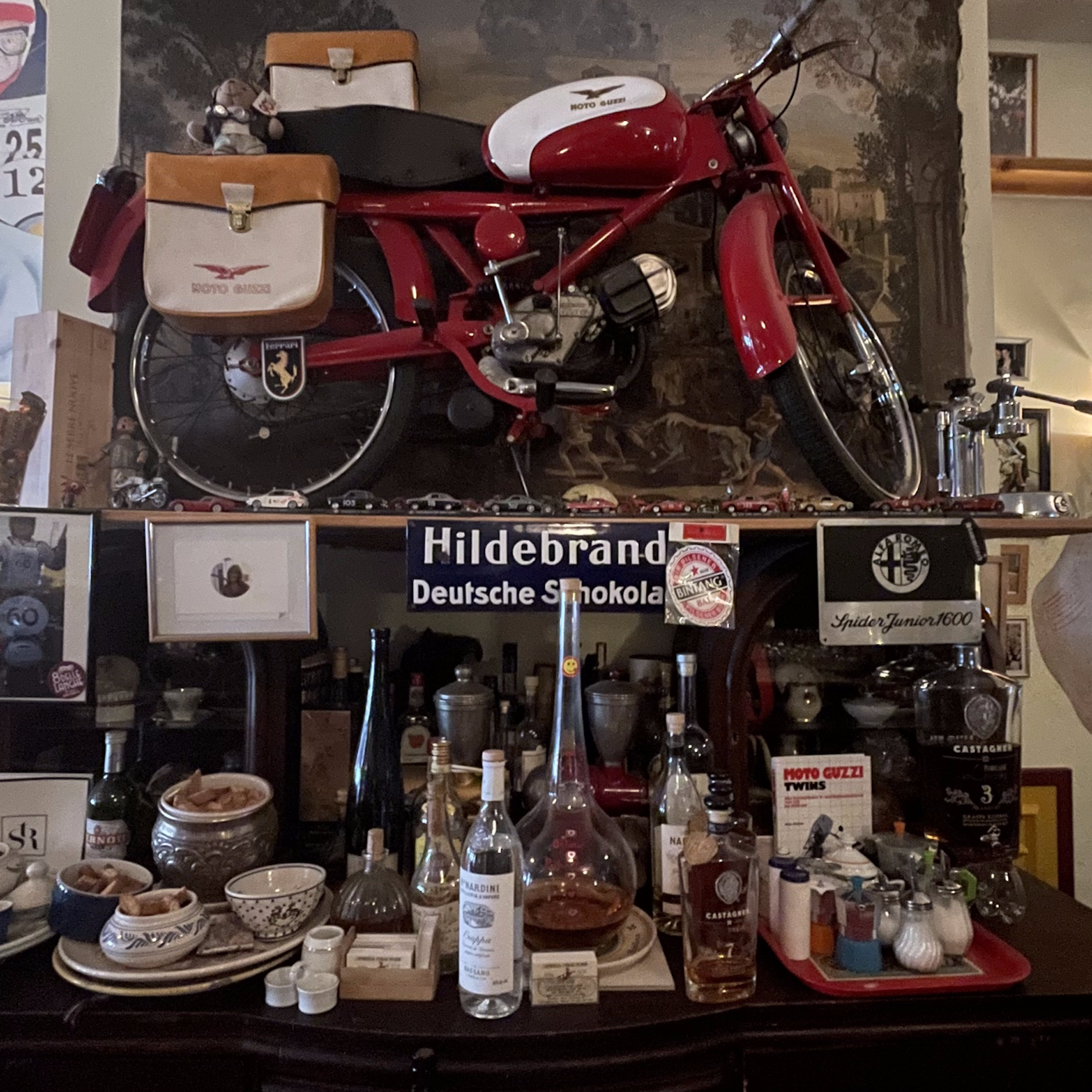 Fahrräder hängen an der Decke, ein Motorrad auf der Theke: Ribaltone ist leckeres und gut gemanagtes Chaos. Typisch italienisch!