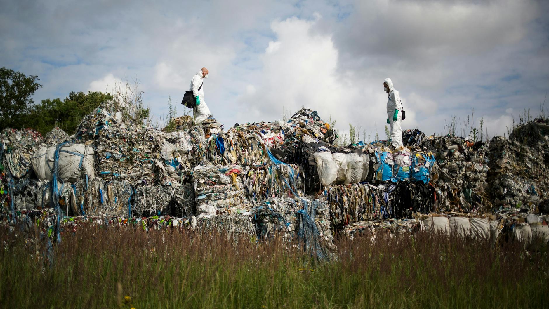 Spurensuche auf einer illegalen Deponie in Sarbia, Westpolen: Unsere Reporter recherchieren seit Monaten zur Müllmafia in Polen.