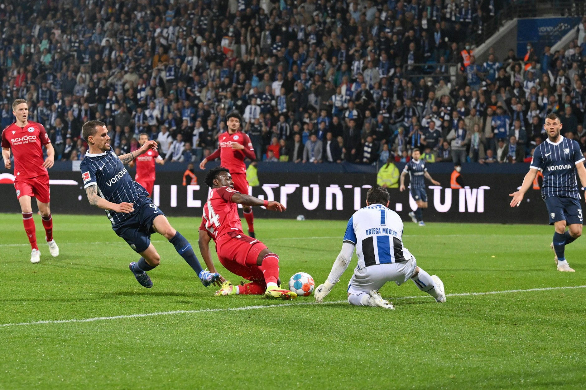 Bochums Zoller schießt, Bielefelds Keeper Ortega lässt den Ball abprallen und das Leder springt von Bellos Knie ins Arminen-Tor zum 1:2