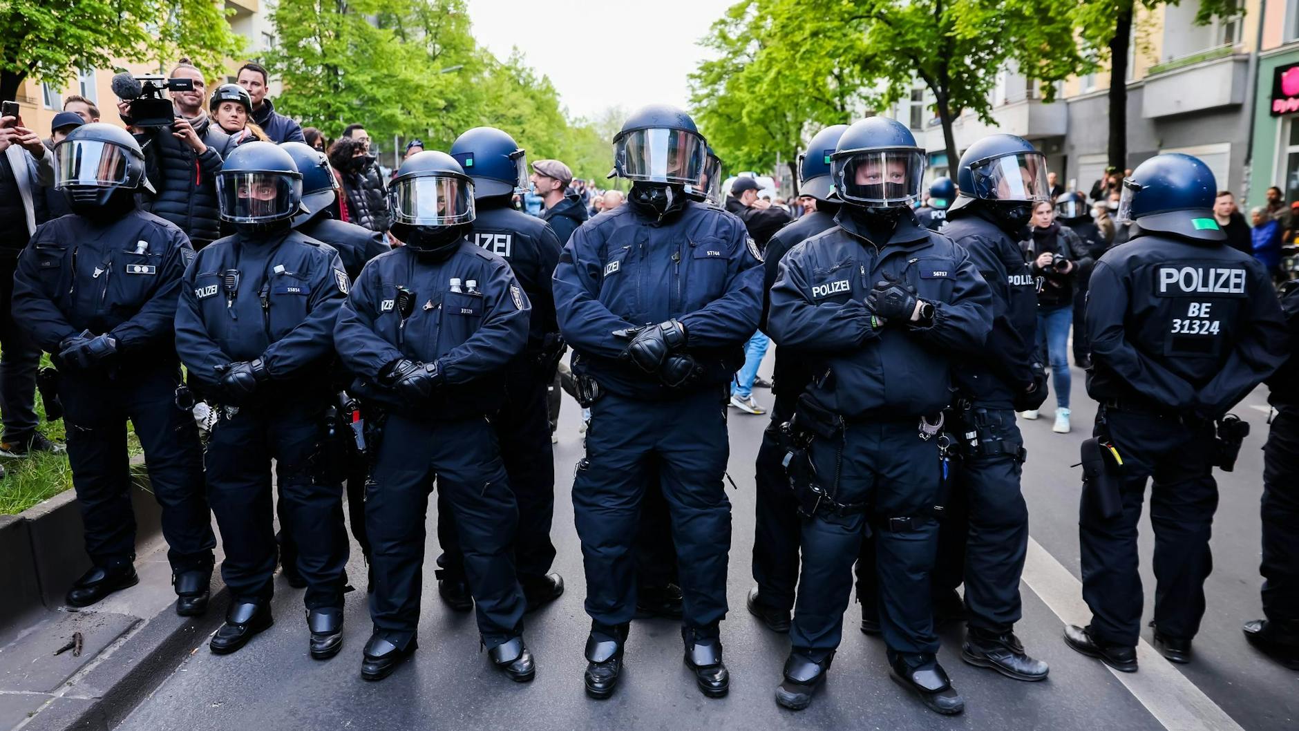 Polizisten stehen während der „Revolutionären 1.-Mai-Demo“ auf der Sonnenallee. Auch am kommenden Sonntag und Montag werden zahlreiche Einsatzkräfte Demonstrationen absichern.