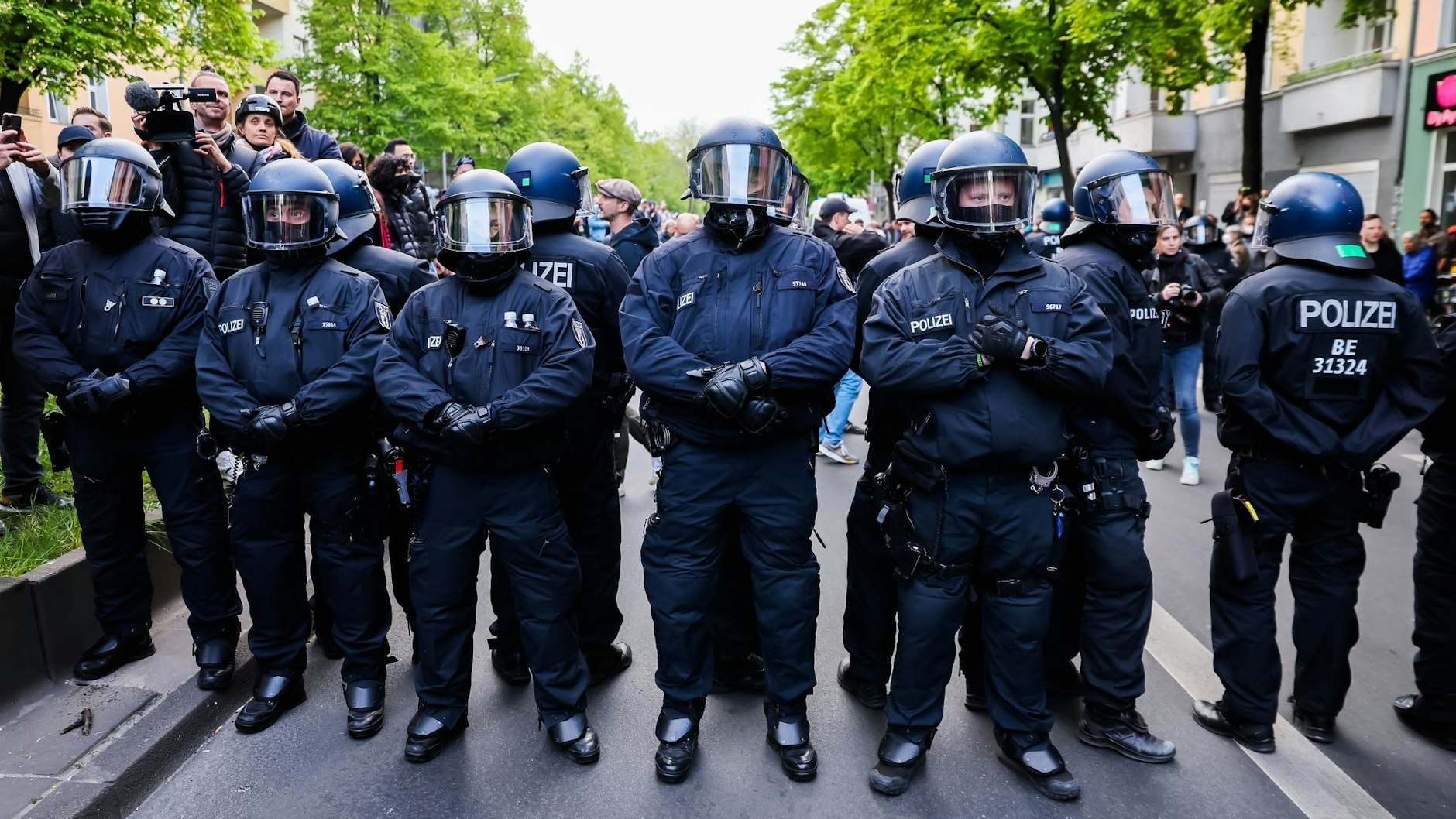 Polizisten stehen während der „Revolutionären 1.-Mai-Demo“ auf der Sonnenallee. Auch am kommenden Sonntag und Montag werden zahlreiche Einsatzkräfte Demonstrationen absichern.