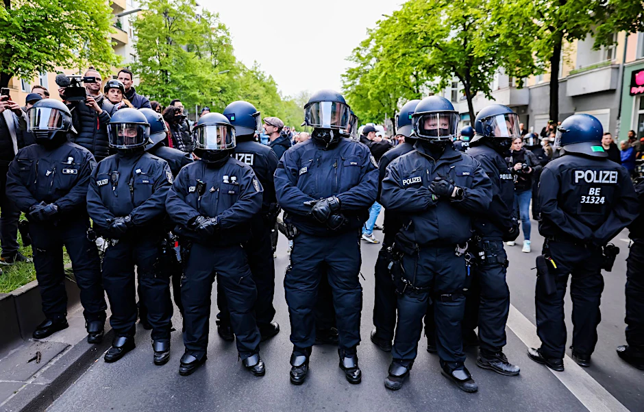 Polizisten stehen während der „Revolutionären 1.-Mai-Demo“ auf der Sonnenallee. Auch am kommenden Sonntag und Montag werden zahlreiche Einsatzkräfte Demonstrationen absichern.