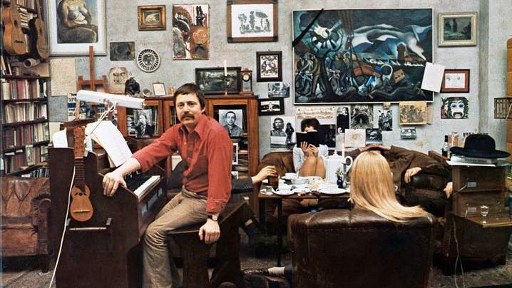 Biermann in seiner Wohnung. Das Foto diente auch als Plattencover seiner LP „Warte nicht auf beßre Zeiten“.