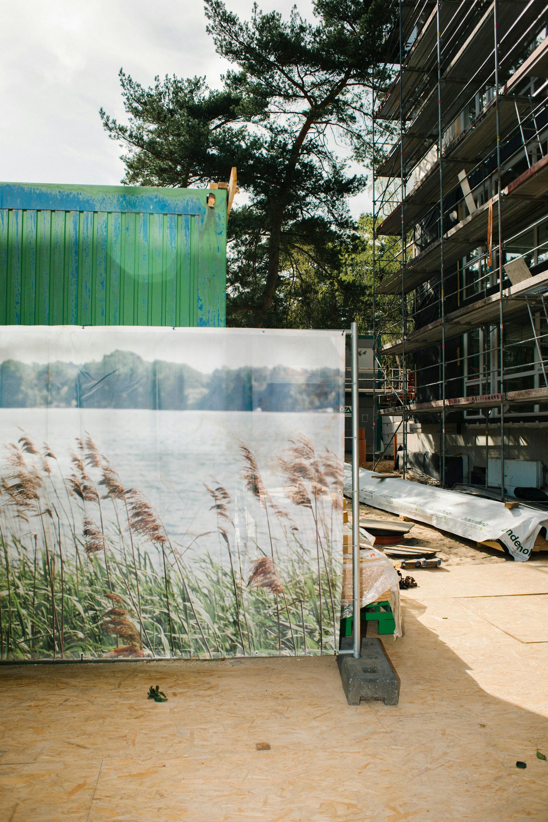 Gut kaschiert: Bauzäune wurden für die Feierlichkeiten hübsch dekoriert.
