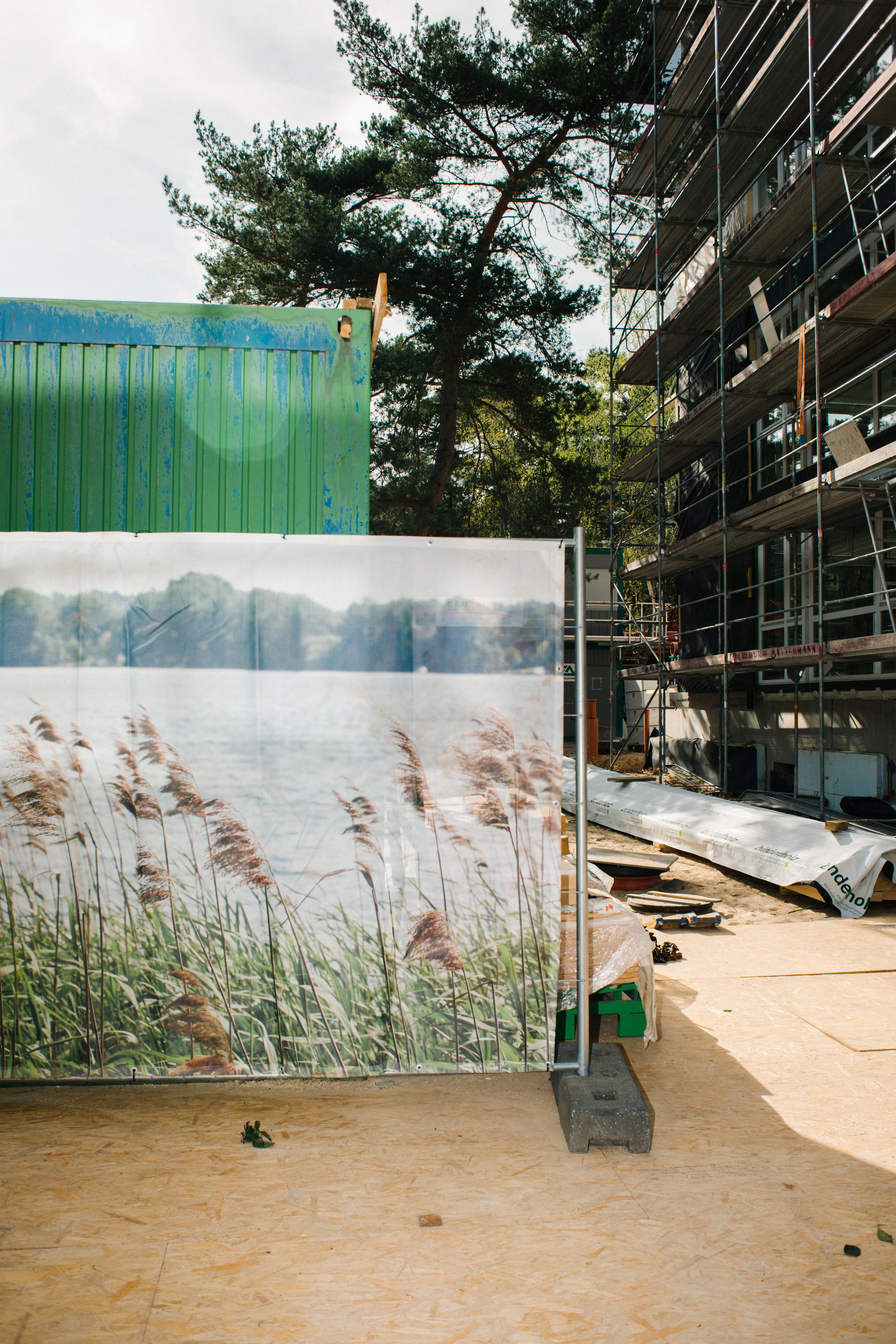 Gut kaschiert: Bauzäune wurden für die Feierlichkeiten hübsch dekoriert.