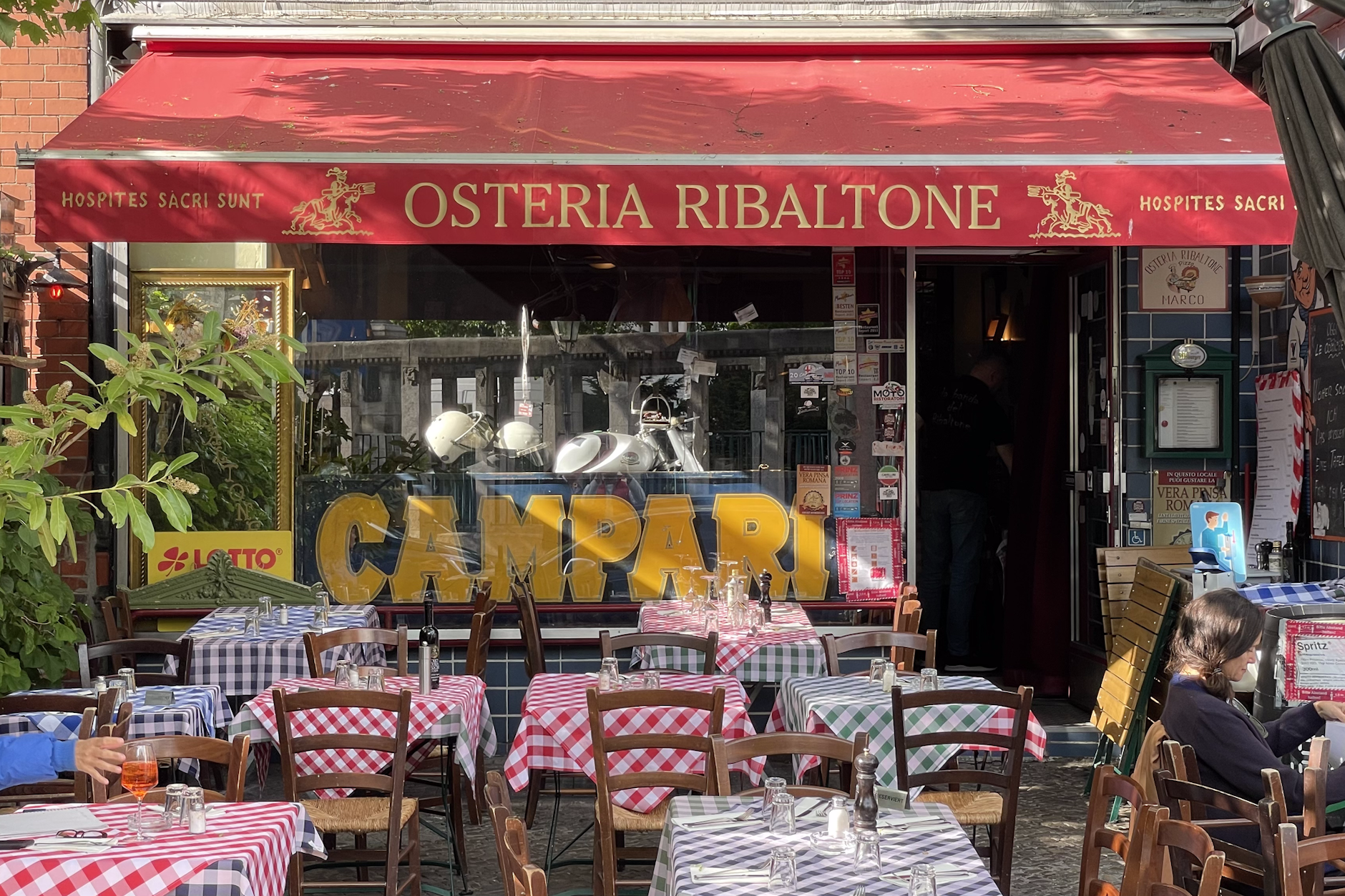 Aperol-Spritz-Alarm: Nirgendwo lässt sich so gut und lecker in den Feierabend starten, wie bei der Osteria Ribaltone am Viktoria-Luise-Platz in Schöneberg. Der kleine Laden ist zweifelsohne mit der beste Italiener in Berlin.