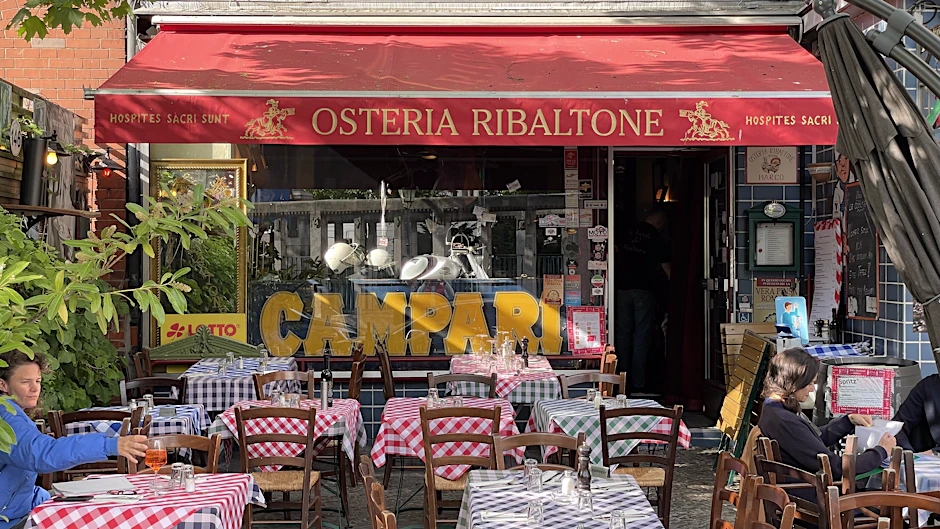 Aperol-Spritz-Alarm: Nirgendwo lässt sich so gut und lecker in den Feierabend starten, wie bei der Osteria Ribaltone am Viktoria-Luise-Platz in Schöneberg. Der kleine Laden ist zweifelsohne mit der beste Italiener in Berlin.