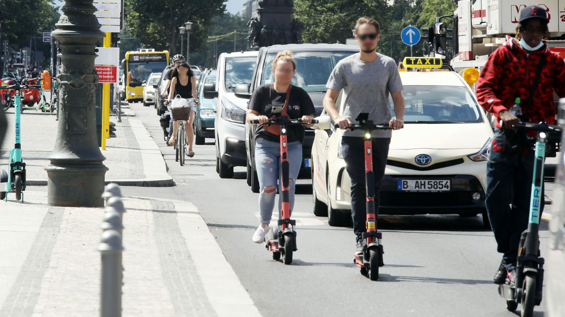 E-Scooter Unter den Linden. Wer nimmt mehr Platz auf der Straße in Anspruch?