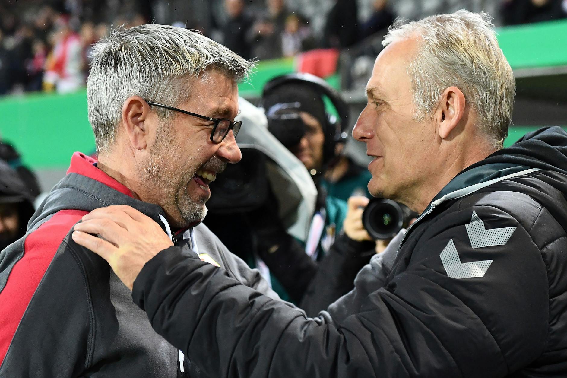 Unions Trainer Urs Fischer im freundlichen Austausch mit Freiburgs Coach Christian Streich (r.).