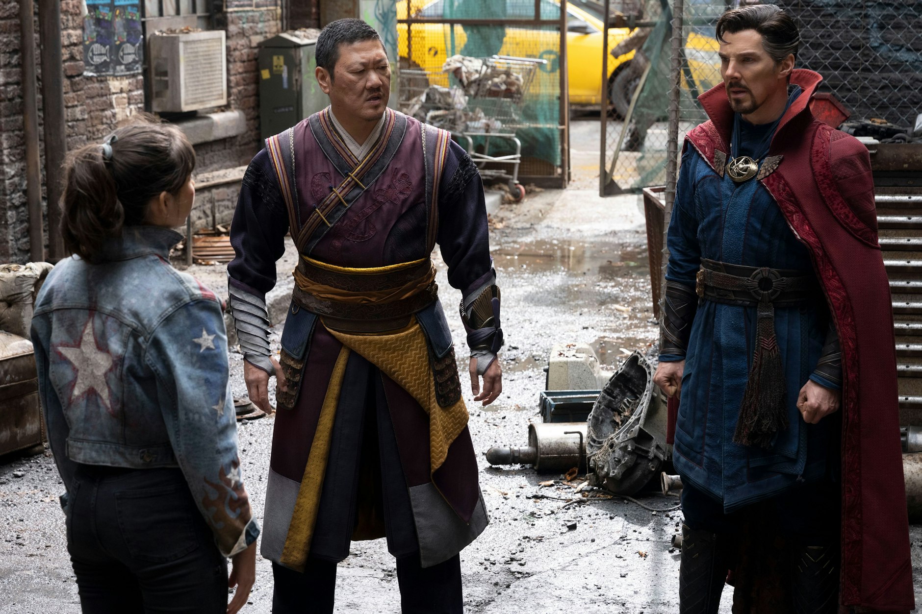 Xochitl Gomez als America Chavez, Benedict Wong als Wong, and Benedict Cumberbatch als Doctor Strange im neuen Film von Sam Raimi.