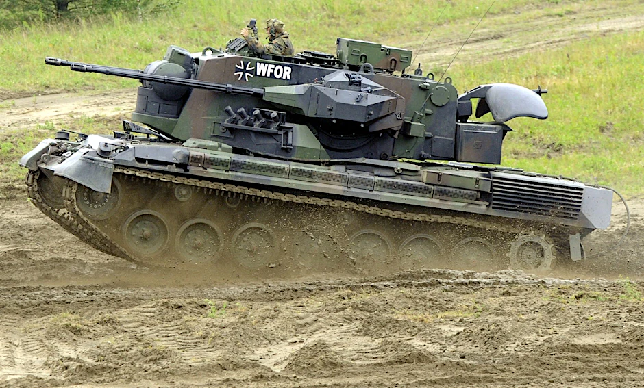 Ein Flakpanzer vom Typ Gepard fährt auf dem Truppenübungsplatz in Munster. Wann die ersten in die Ukraine im Einsatz sind, steht noch in den Sternen.