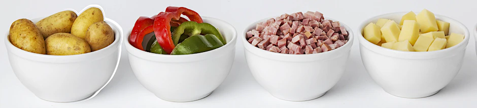 Die Zutaten für den 5-Tassen-Salat werden mit kleinen Tassen oder Schälchen abgemessen.