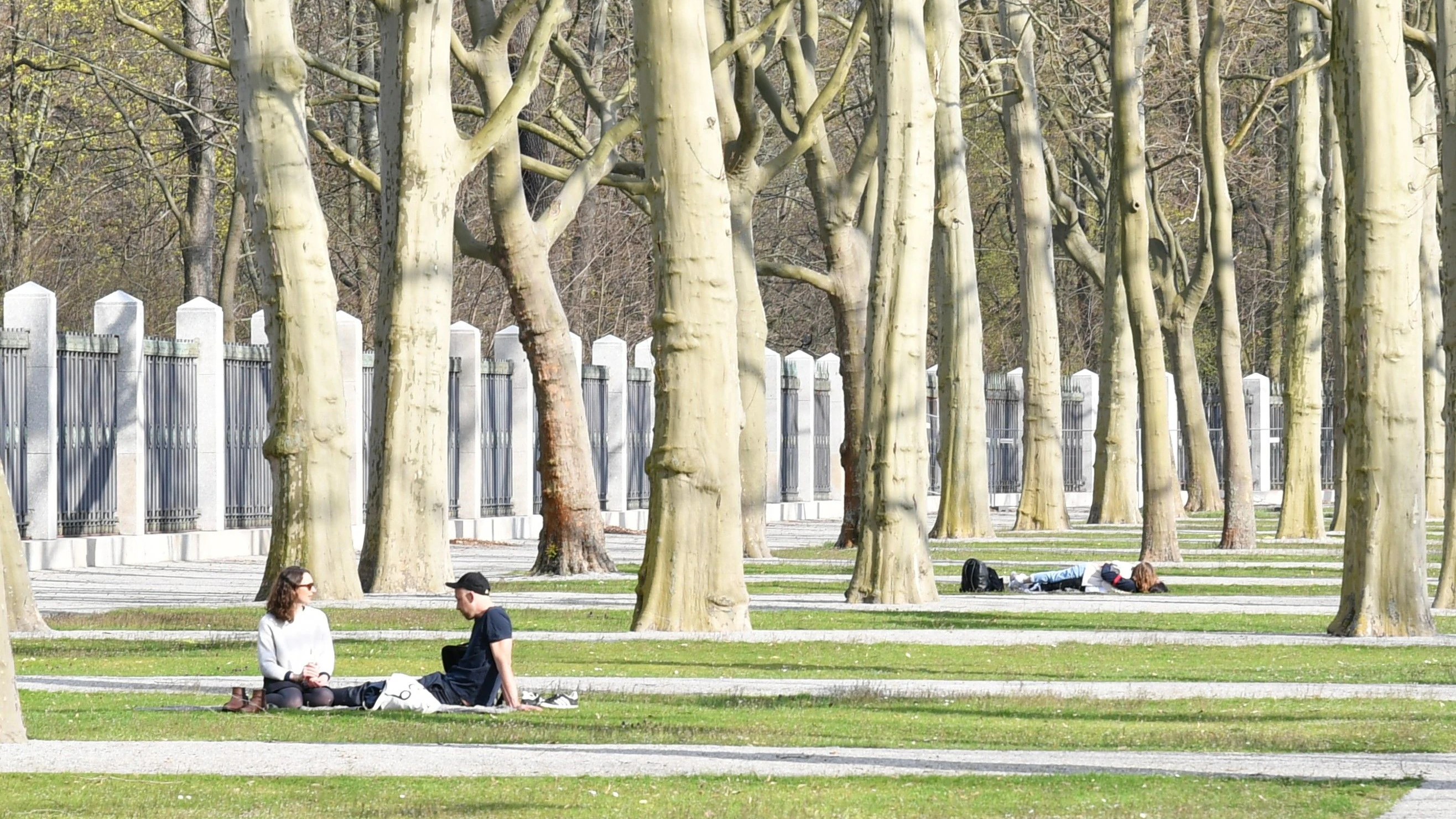 Menschen erholen sich auf den Sammelgräbern im Treptower Park, Sommer 2021.