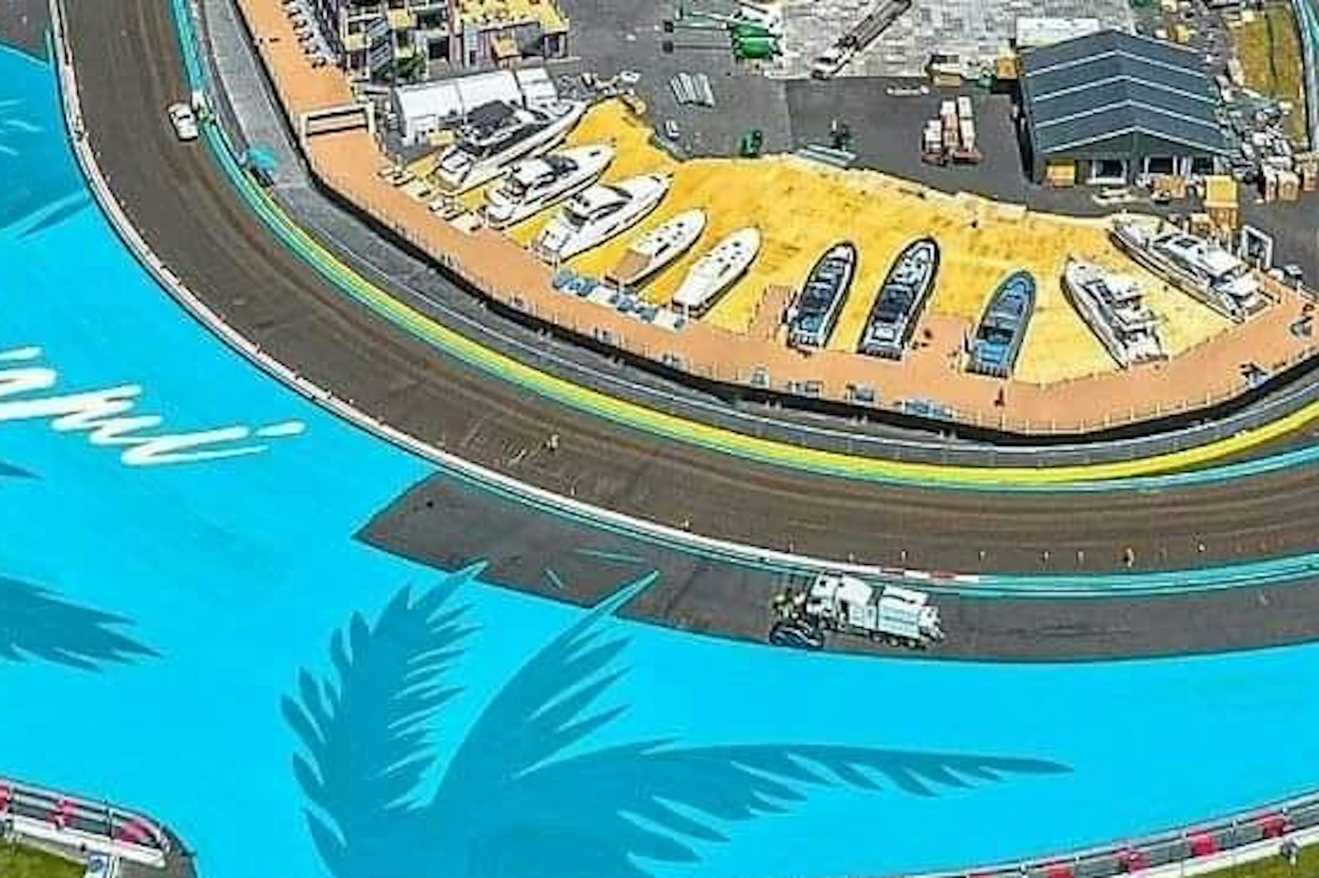 Schräg, schräger, Miami: Oben die Jachten für die Schönen und Reichen im Fake-Hafen, dann kommt die Rennpiste, im Vordergrund wird noch das (Plastik-)Wasser aufgefüllt.