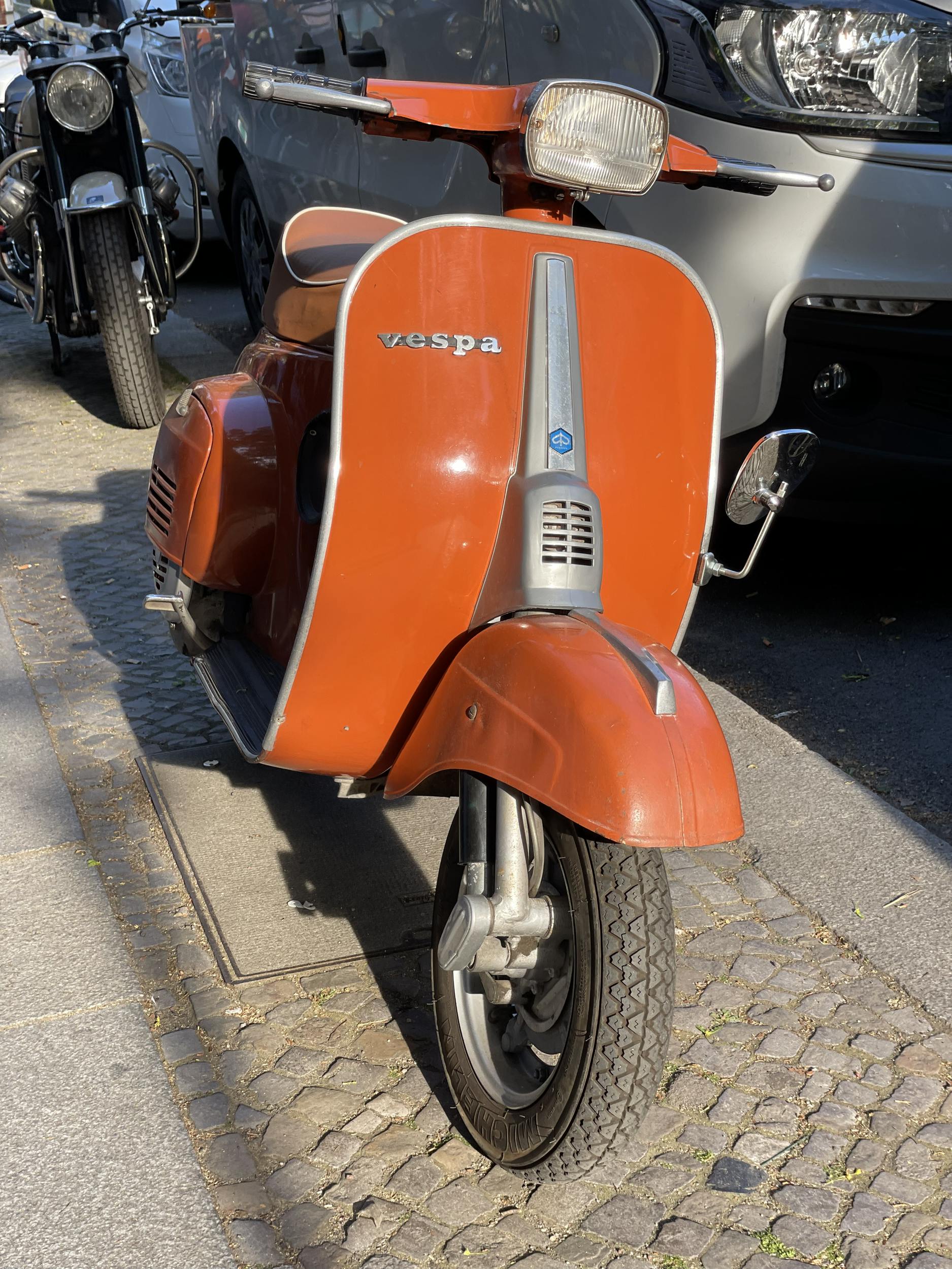 Stilvoll ins Glück: Gehört diese Vespa dem Wirt, oder einem der zahlreichen italienischen Stammgäste?