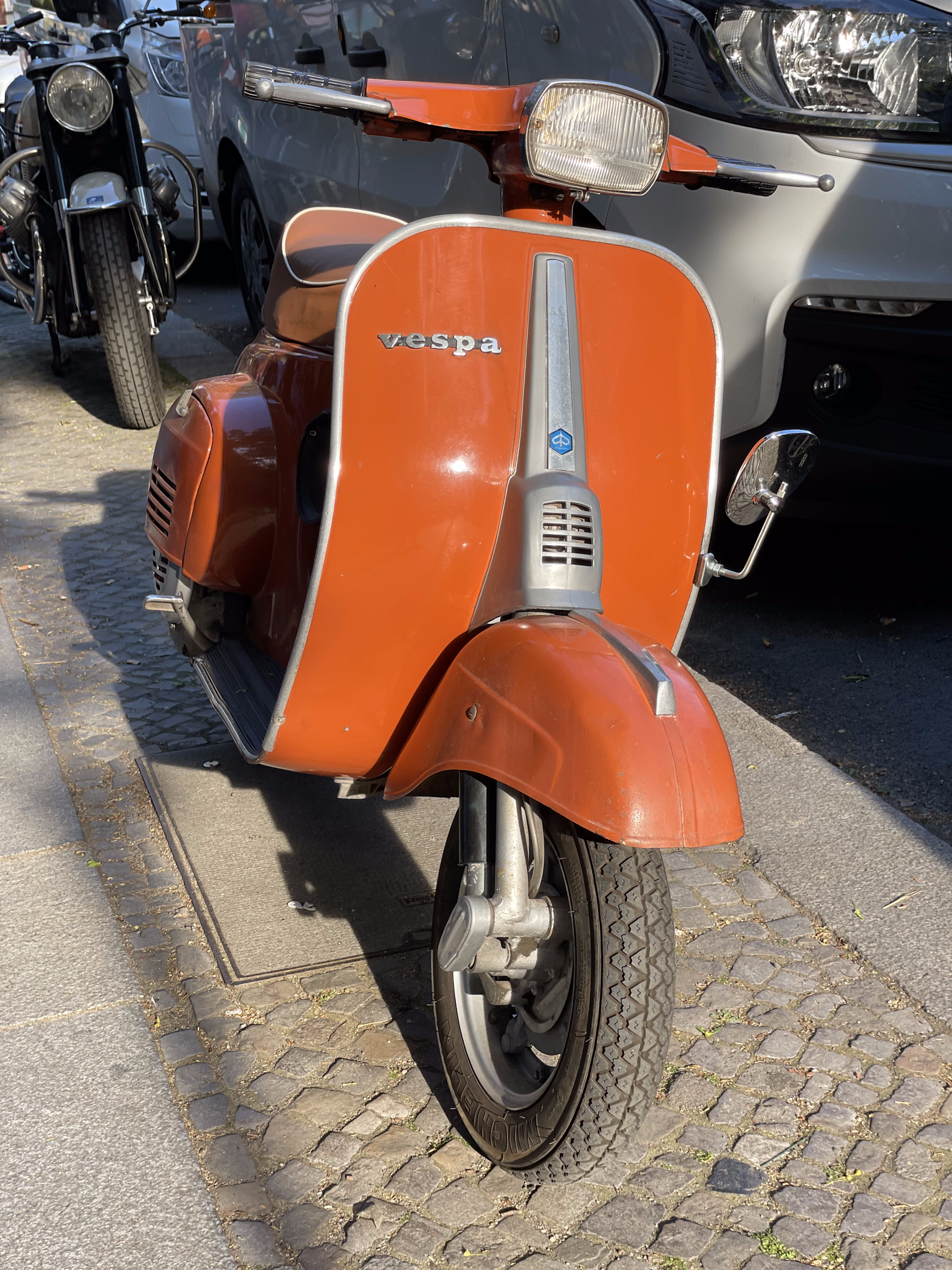 Stilvoll ins Glück: Gehört diese Vespa dem Wirt, oder einem der zahlreichen italienischen Stammgäste?