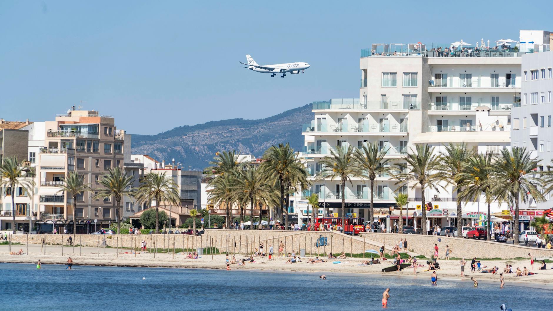 Meer, Strand, Hotels – aber auch illegale Ferienwohnungen. Auf Mallorca gehen die Behörden jetzt streng gegen unerlaubte Vermietung vor (Symbolbild).