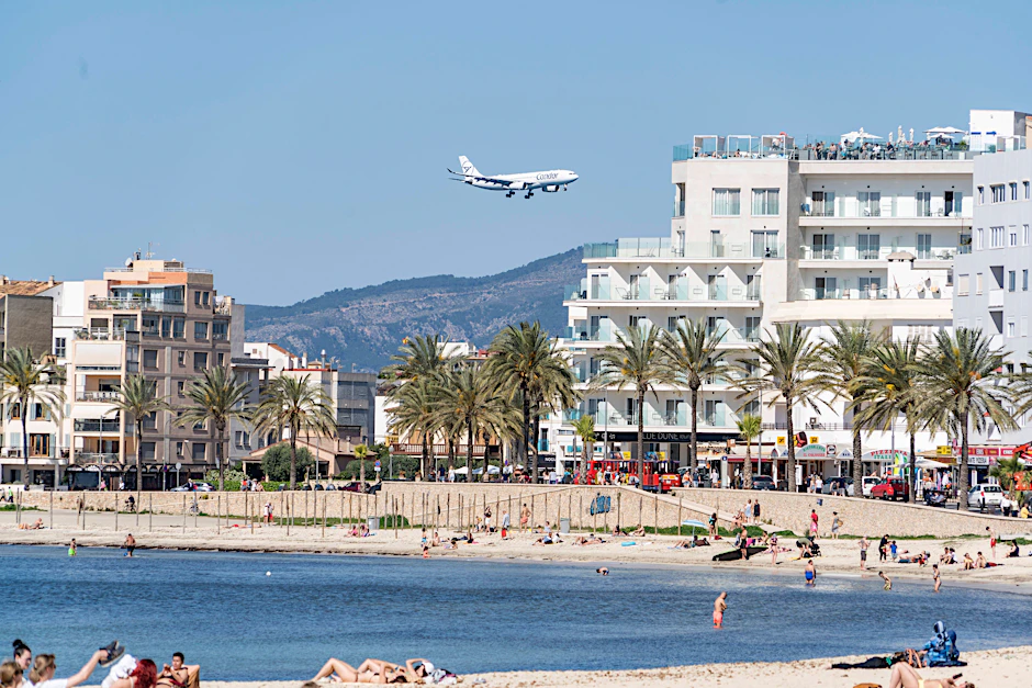 Meer, Strand, Hotels – aber auch illegale Ferienwohnungen. Auf Mallorca gehen die Behörden jetzt streng gegen unerlaubte Vermietung vor (Symbolbild).