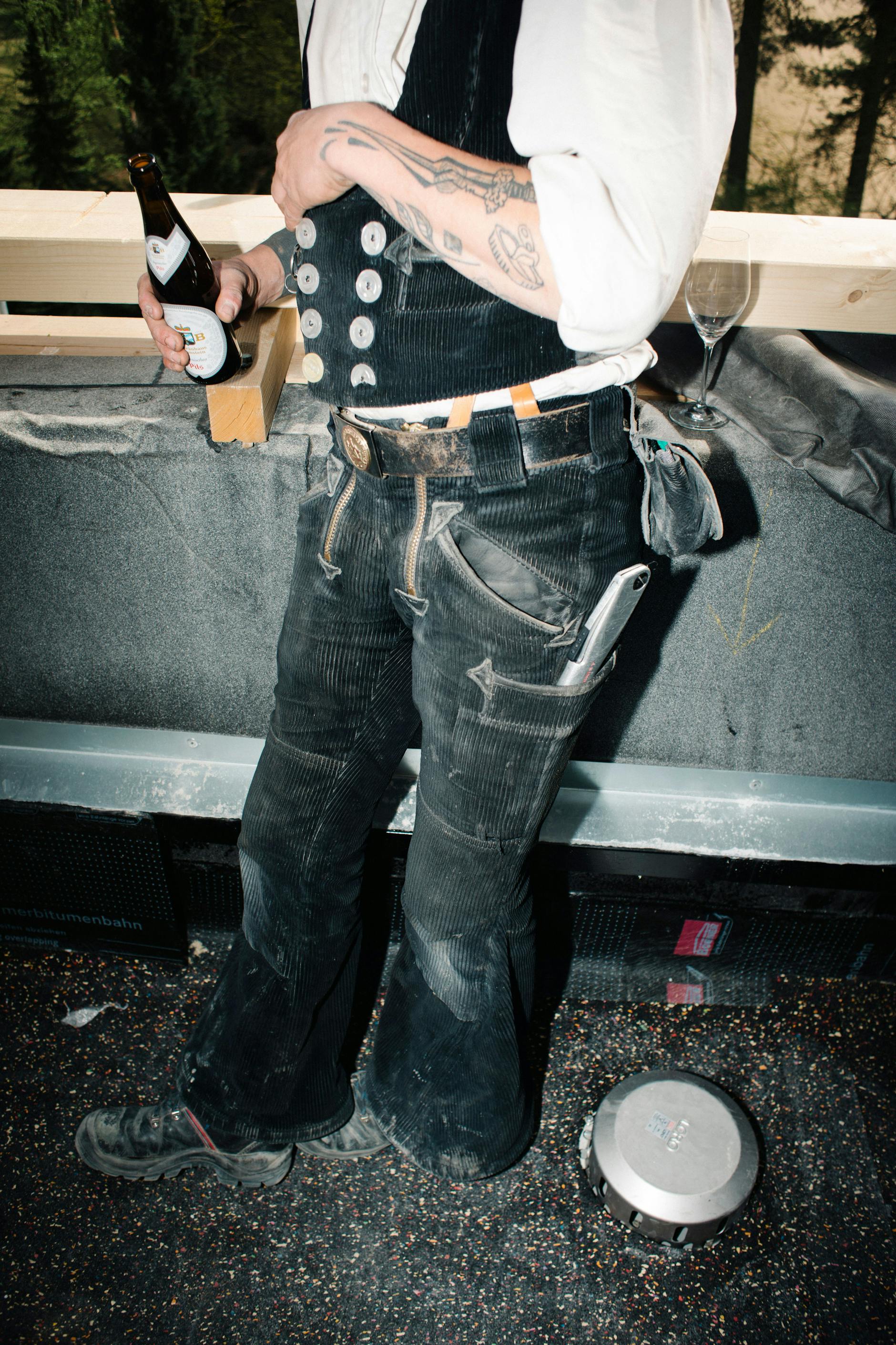 Jahrgangssekt links liegengelassen: der Zimmermann greift lieber zum Bier.