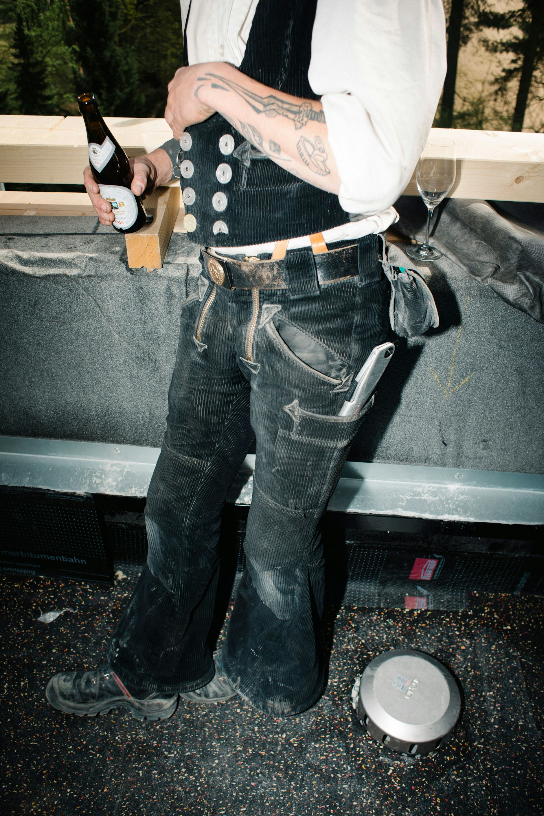 Jahrgangssekt links liegengelassen: der Zimmermann greift lieber zum Bier.