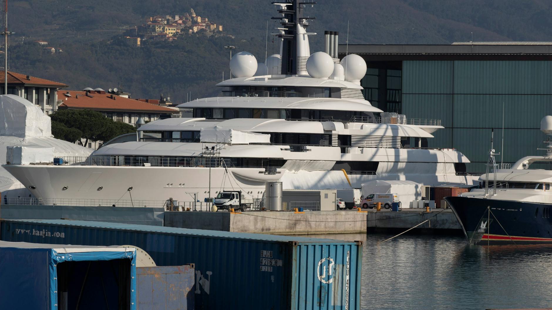 Die Jacht „Scheherazade“ liegt in Italien vor Anker.