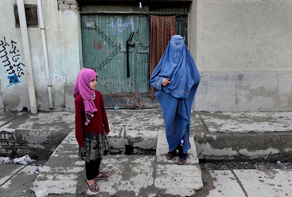 Eine Frau in Burka: Mit einem Gitternetz verdeckt das Kleidungsstück auch die Augen.