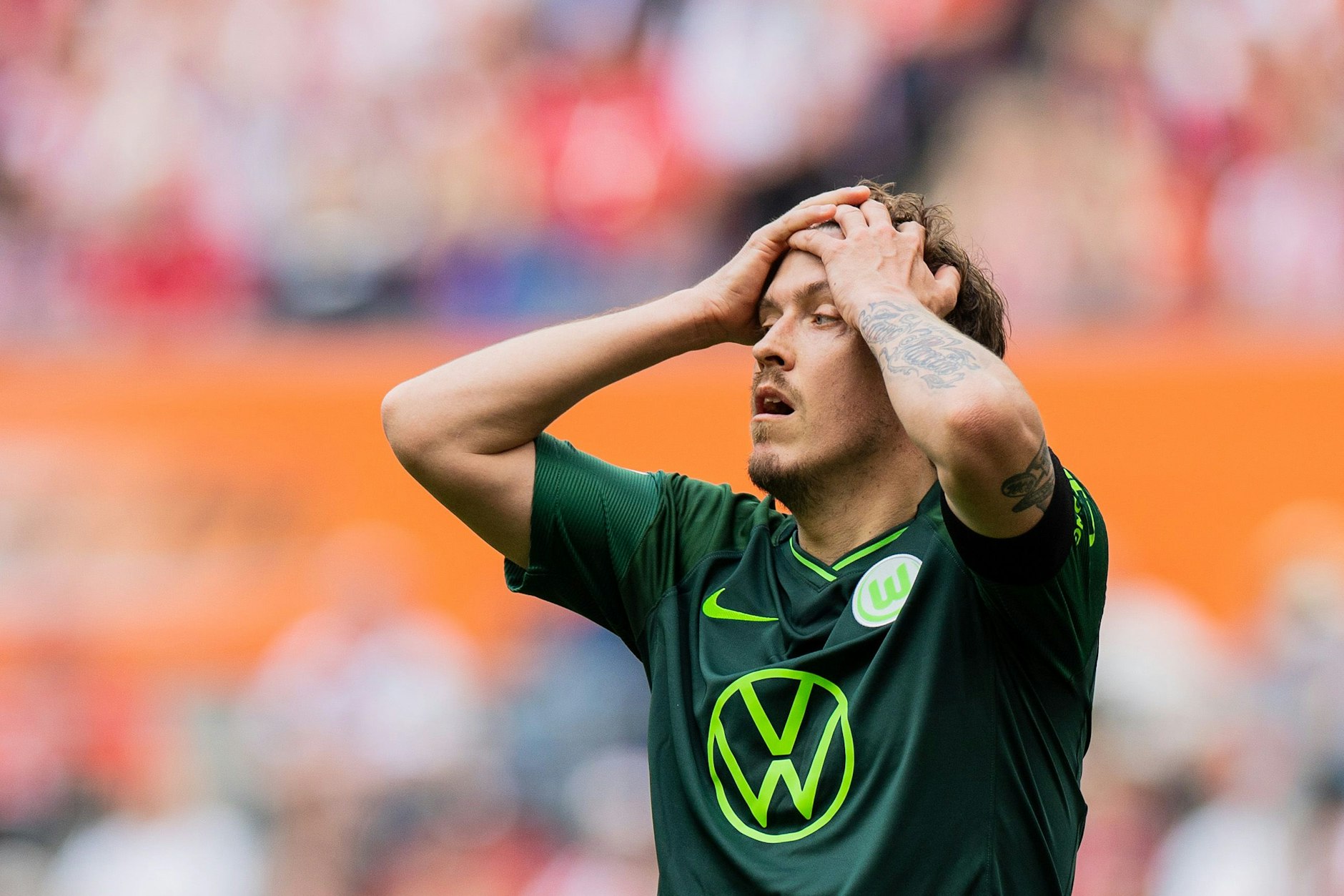 Max Kruse kann es nicht fassen: Von der Deutschen Bahn wurde der Bundesliga-Star aus dem Zug geworfen.
