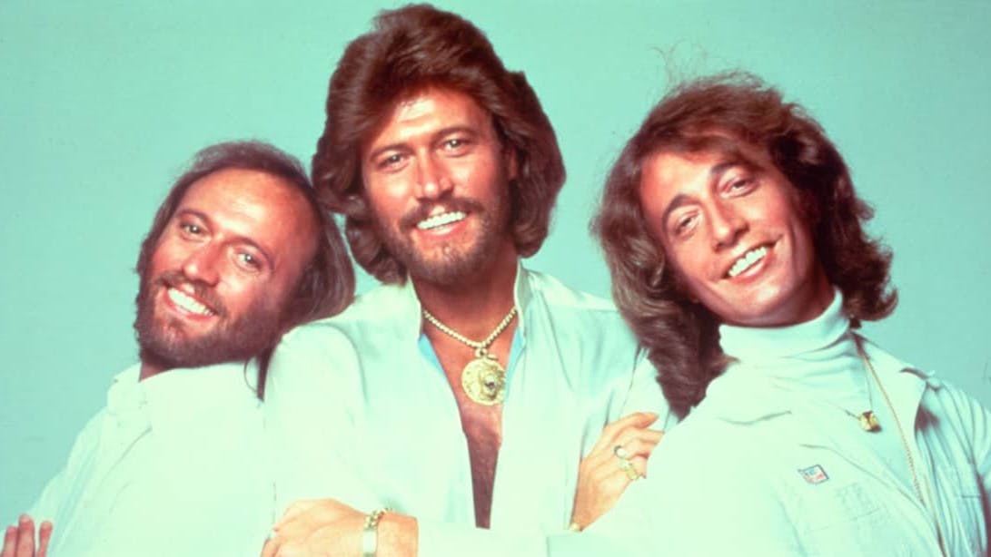 Mit seinem Outfit würde Sebastian Vettel aktuell locker als vierter Bee Gee neben den Brüdern Barry, Robin und Maurice Gibb durchgehen ...