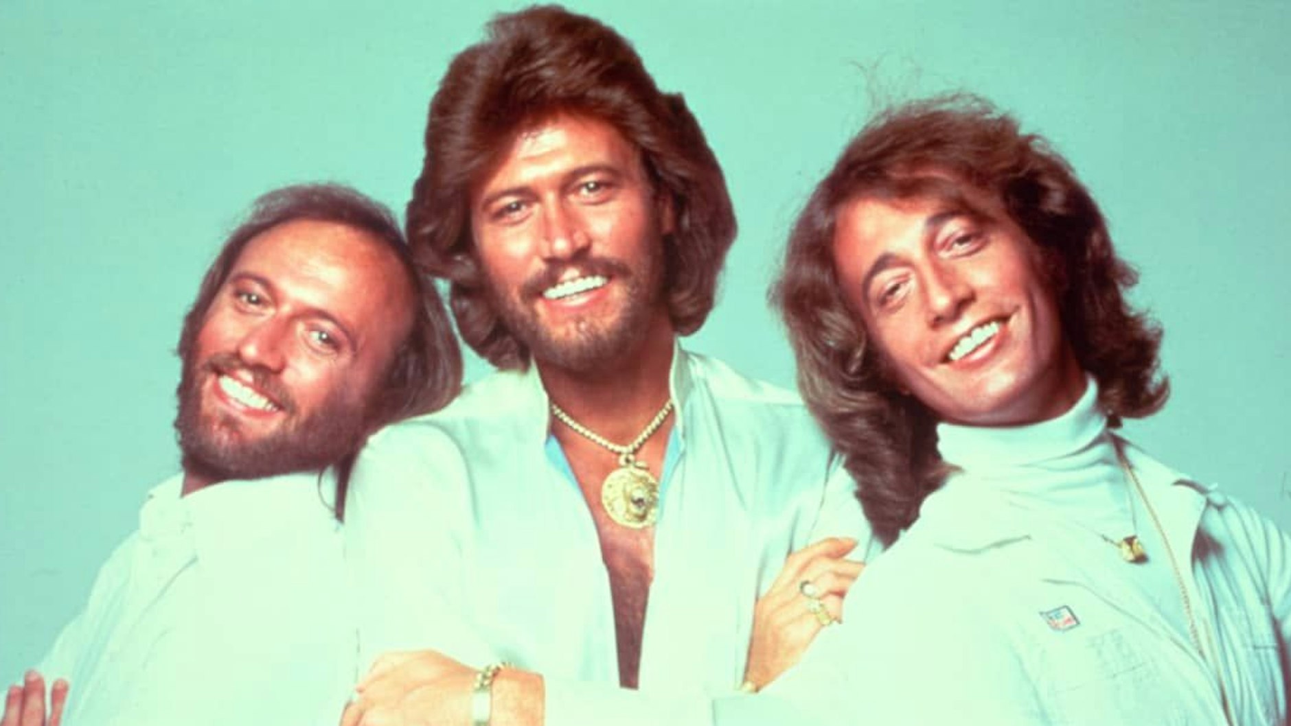 Mit seinem Outfit würde Sebastian Vettel aktuell locker als vierter Bee Gee neben den Brüdern Barry, Robin und Maurice Gibb durchgehen ...