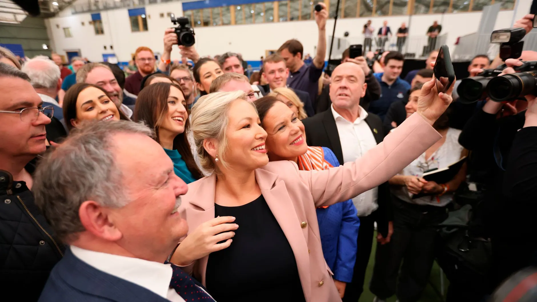 Sinn-Fein-Spitzenkandidatin Michelle O'Neill (Mitte) lässt sich feiern.