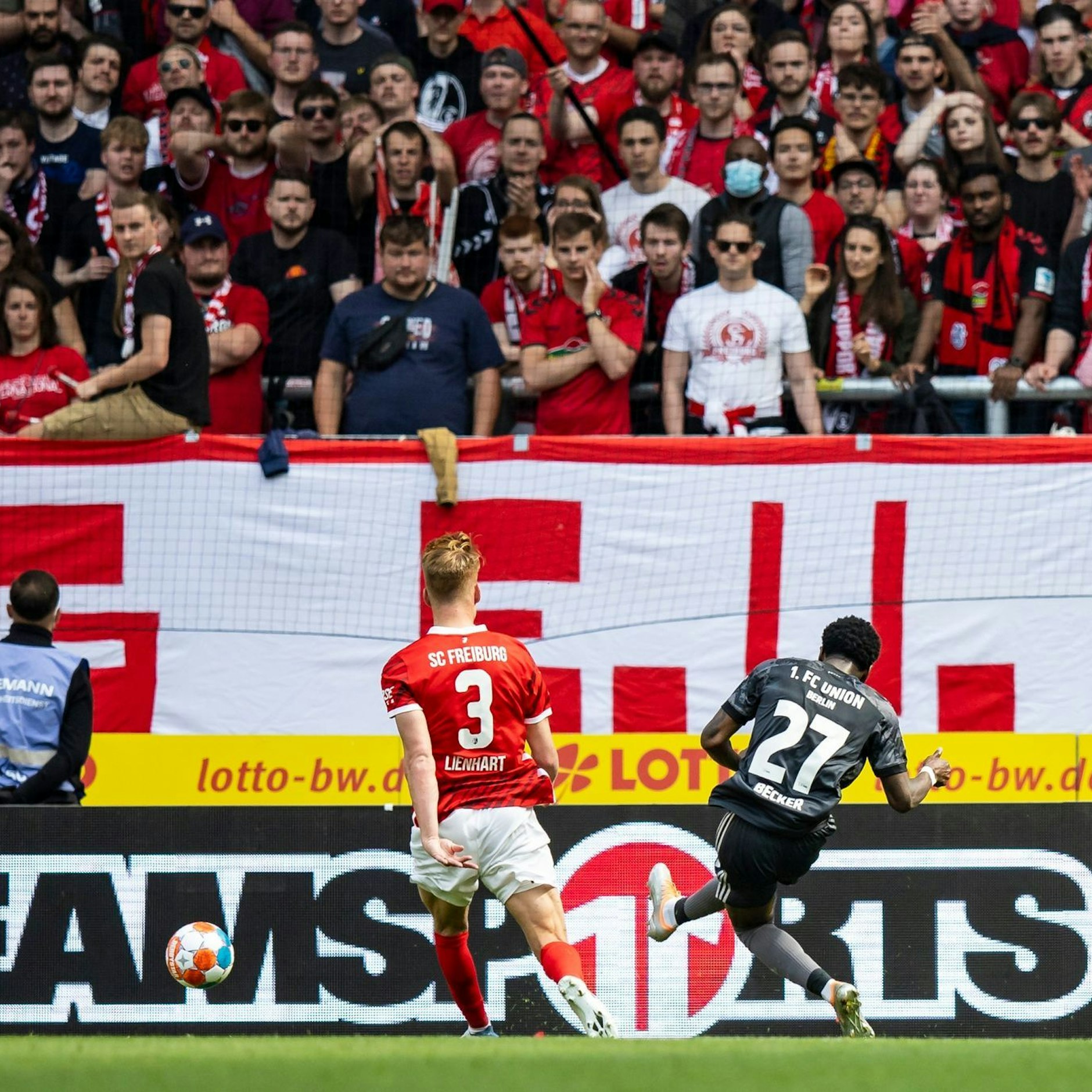 Union Sheraldo Becker (r.) stellt mit seinem Tor zum 3:0 gegen Freiburg die Weichen auf Sieg für die Eisernen.