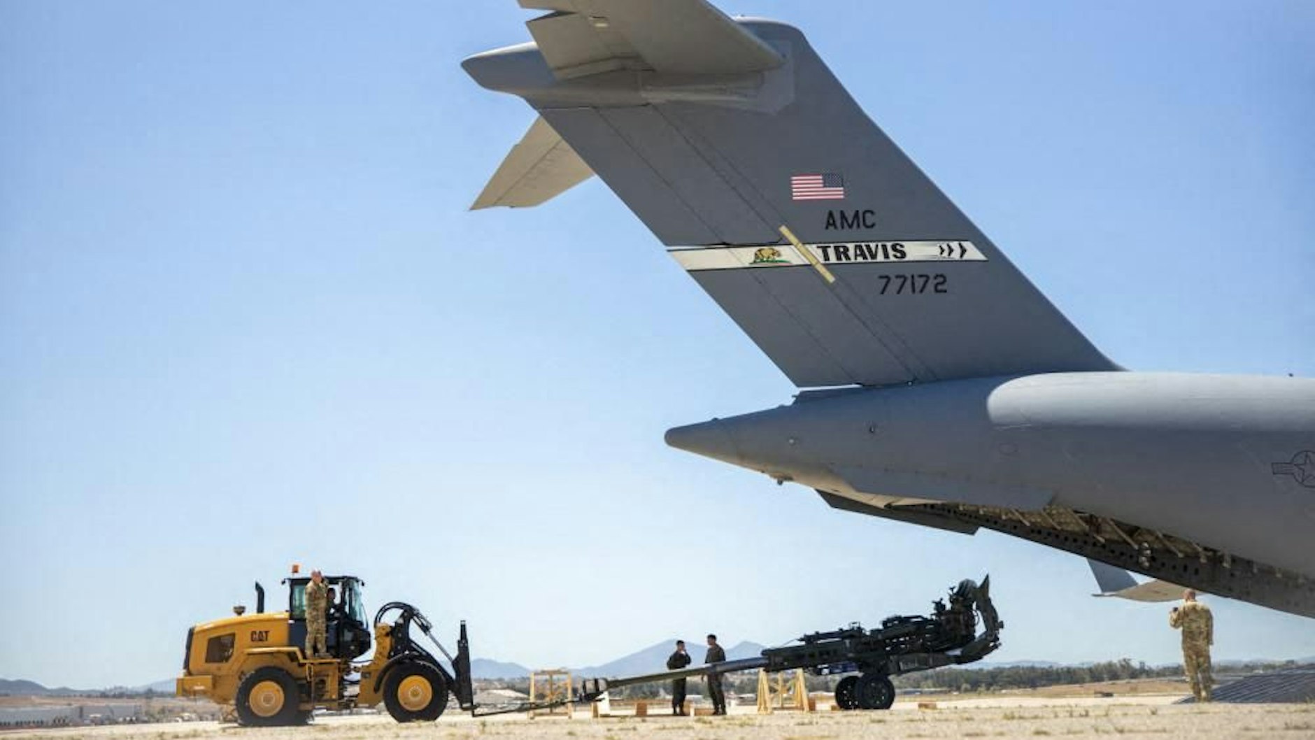 Eine M777 Haubitze des US Marine Corps wird Ende April für den Transport in die Ukraine verladen.