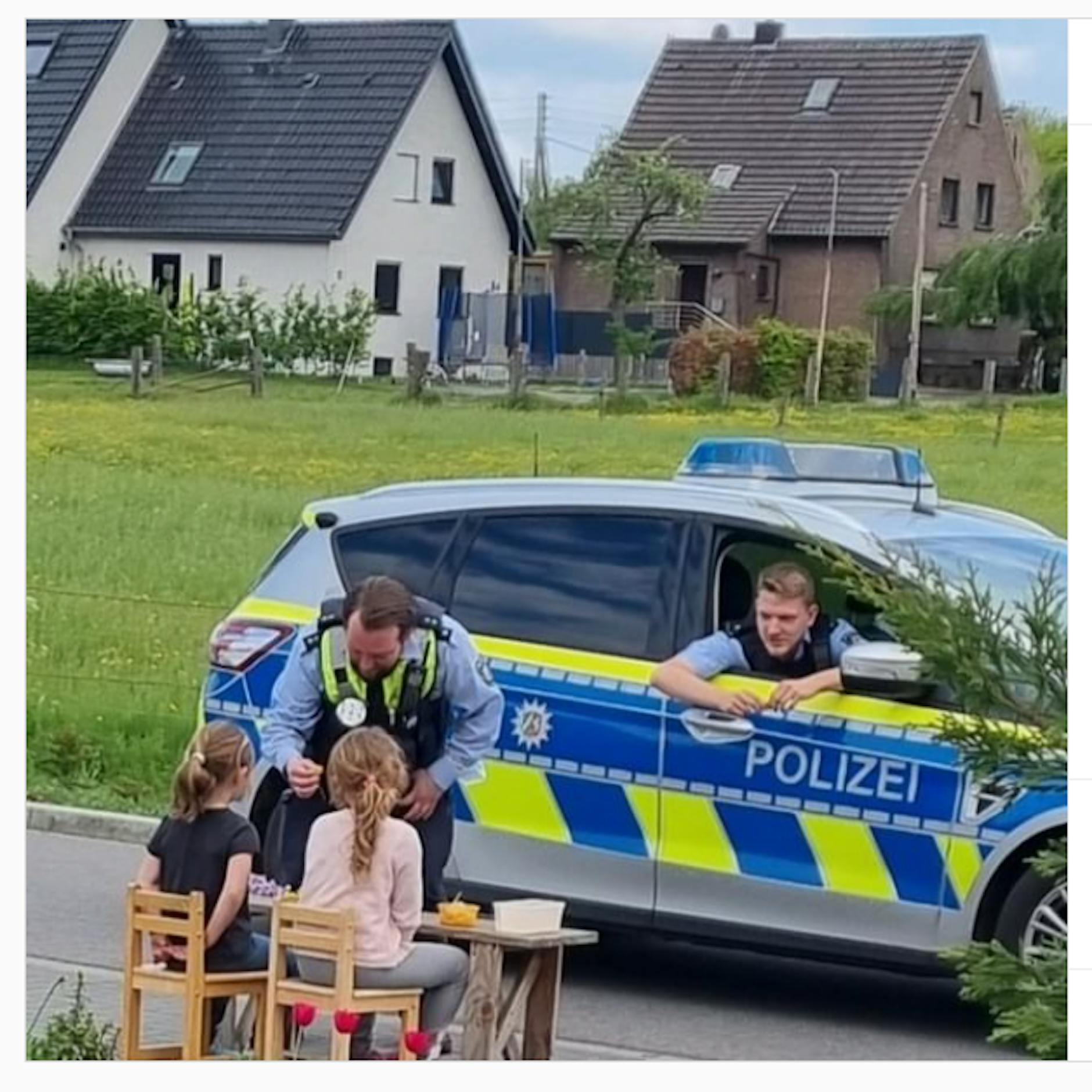 Mädchen verkaufen Blumen am Straßenrand – dann kommt die Polizei
