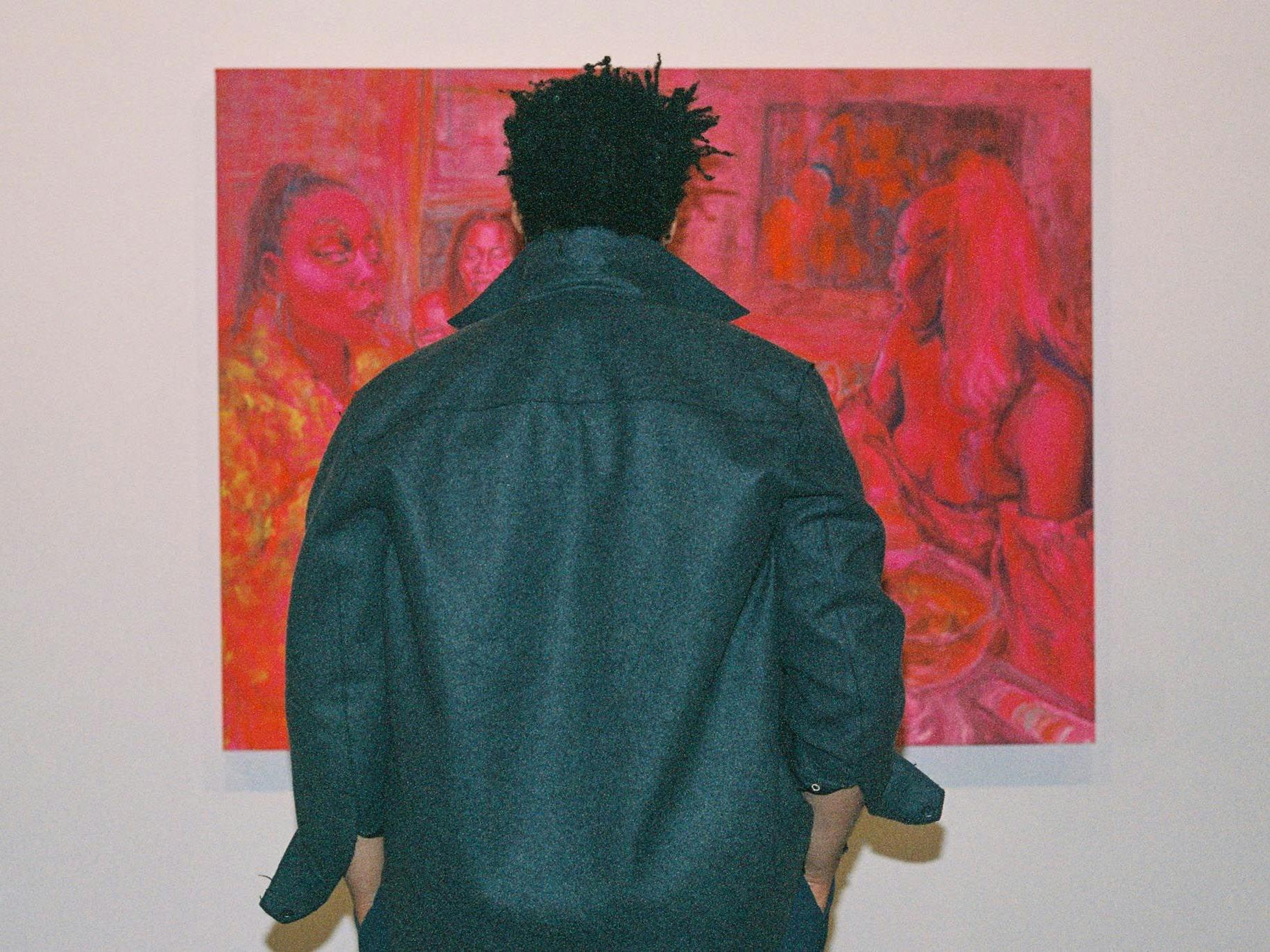 Besucher vor einem Werk in der Ausstellung „I said what I said“ der US-amerikanischen Künstlerin Jewel Ham in der Stony Island Arts Bank im Süden Chicagos. Dieses Bild wurde im Rahmen der Expo Chicago 2022 aufgenommen