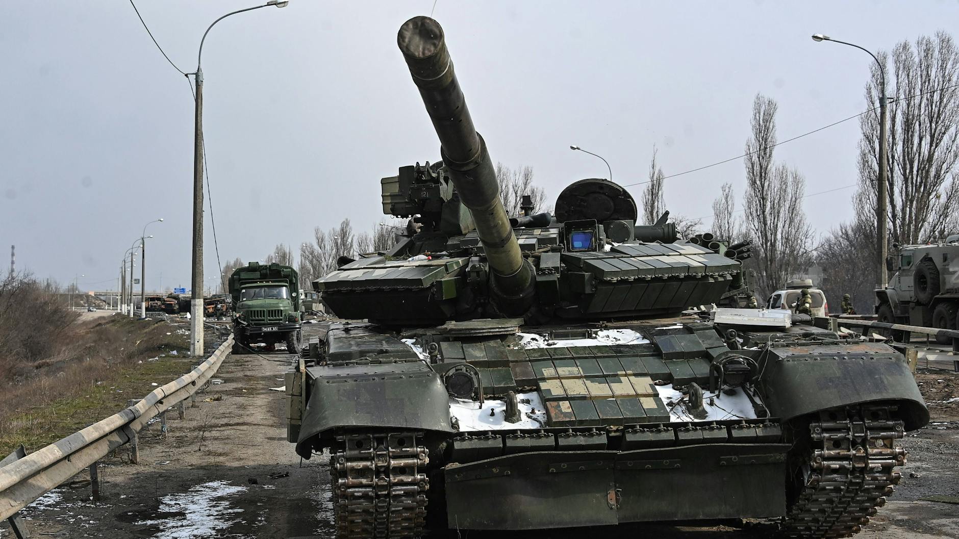 Ukrainische Soldaten mussten im Gebiet Cherson diesen Panzer zurücklassen.