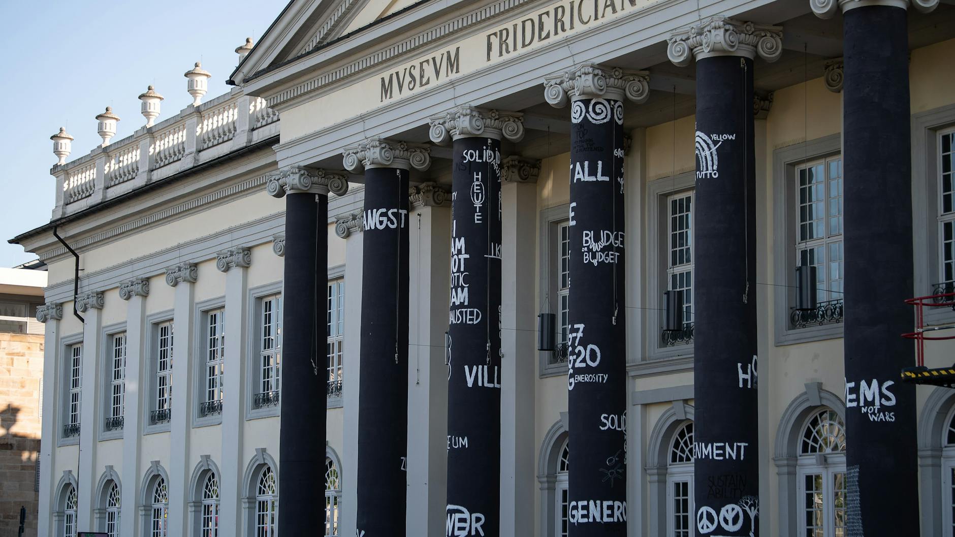 Die geschwärzten Säulen mit Zeichnungen des rumänischen Künstlers Dan Perjovschi am Haupteingang zum Documenta-Ort Fridericianum in Kassel.
