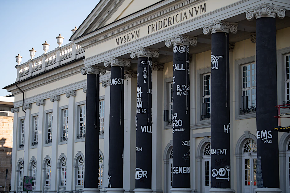 Die geschwärzten Säulen mit Zeichnungen des rumänischen Künstlers Dan Perjovschi am Haupteingang zum Documenta-Ort Fridericianum in Kassel.