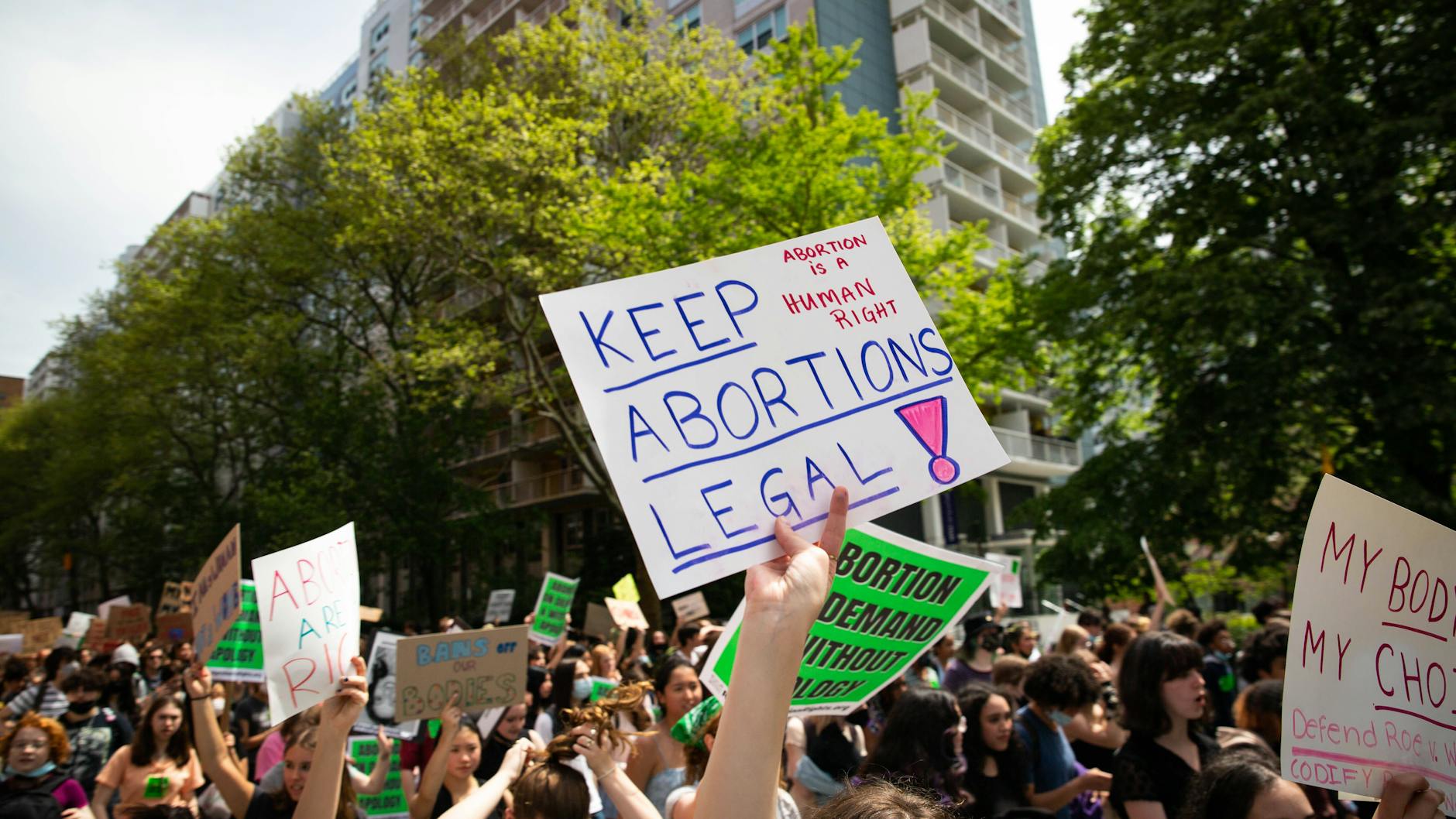 In den USA kam es zu Protesten, als Anfang Mai Pläne bekannt wurden, das Recht auf Abtreibung wieder abzuschaffen.