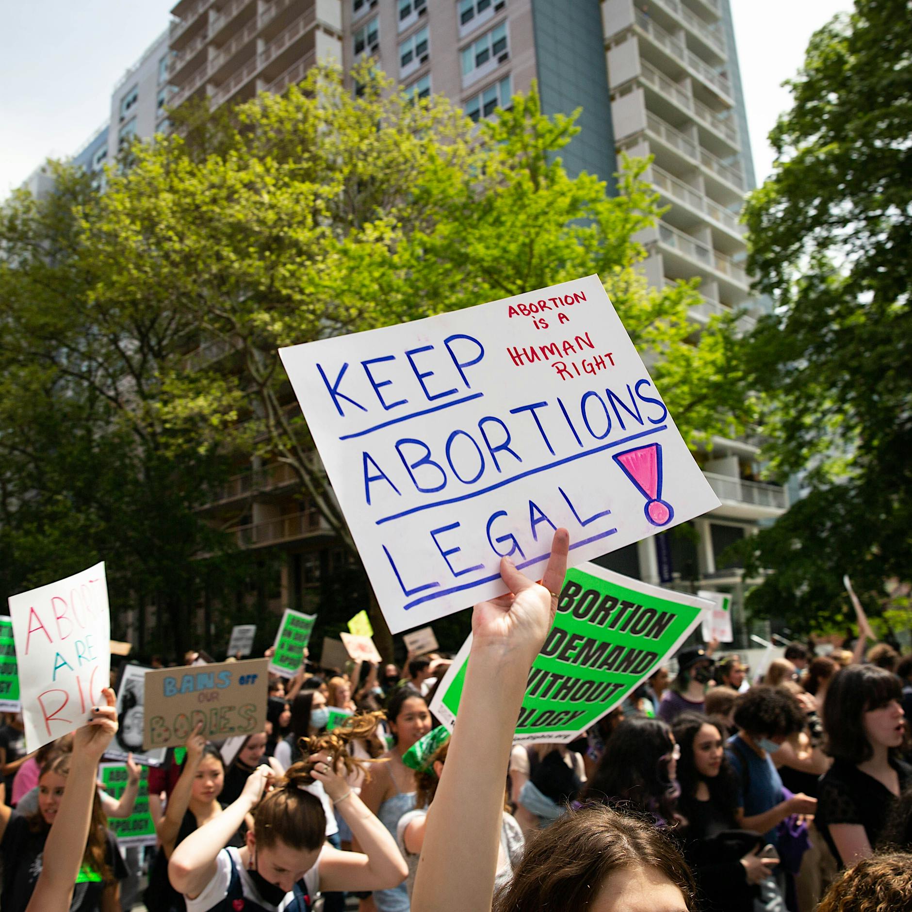 Nachgefragt: Wie denken die monotheistischen Religionen über Abtreibung?