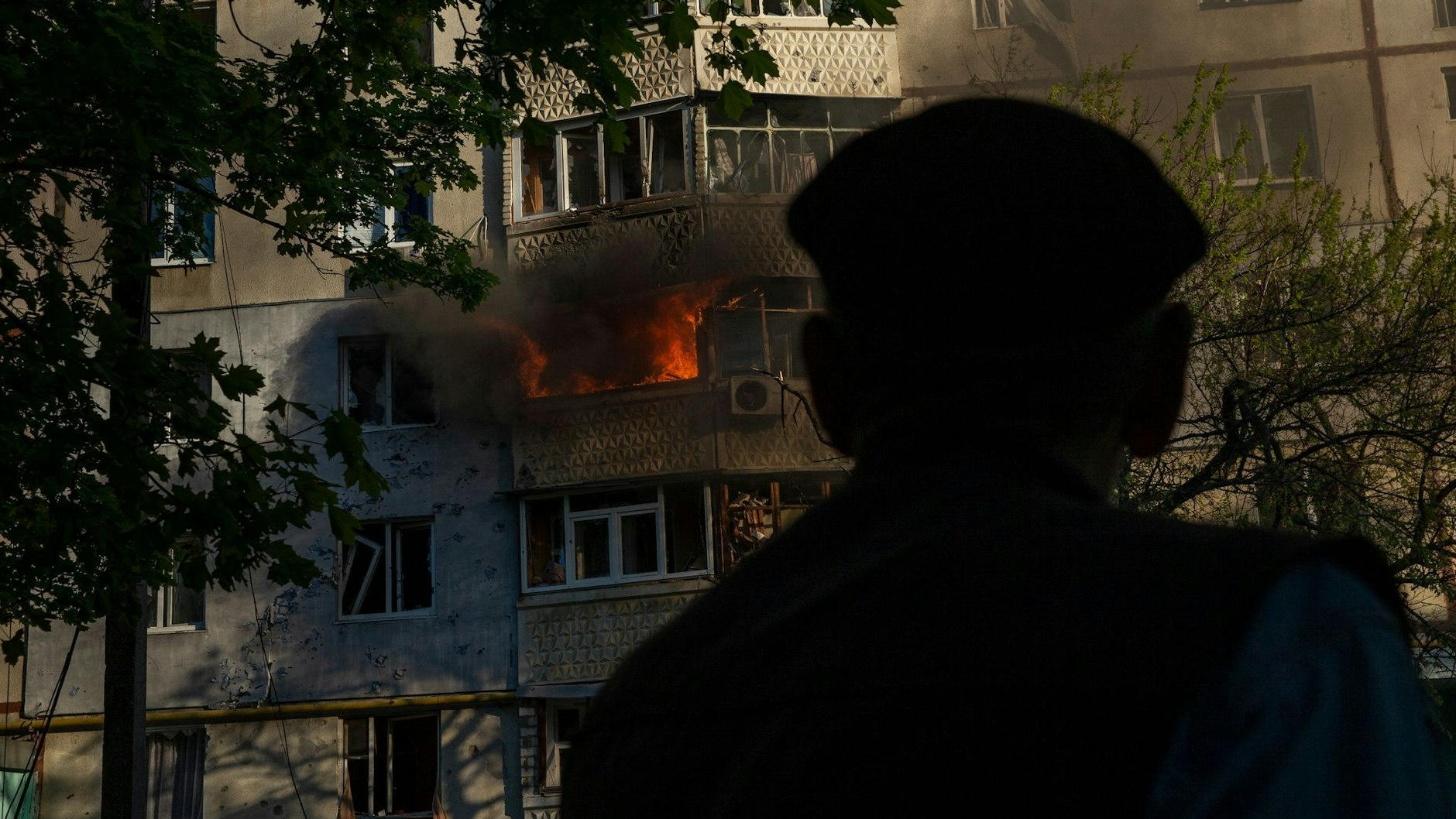 Ein Feuer brennt nach russischem Beschuss in einem Wohnhaus in Charkiw.