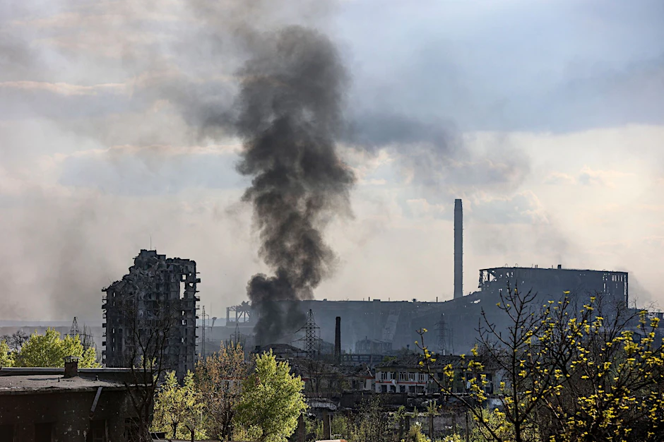 Rauch steigt aus dem Asow-Stahlwerk in Mariupol auf.