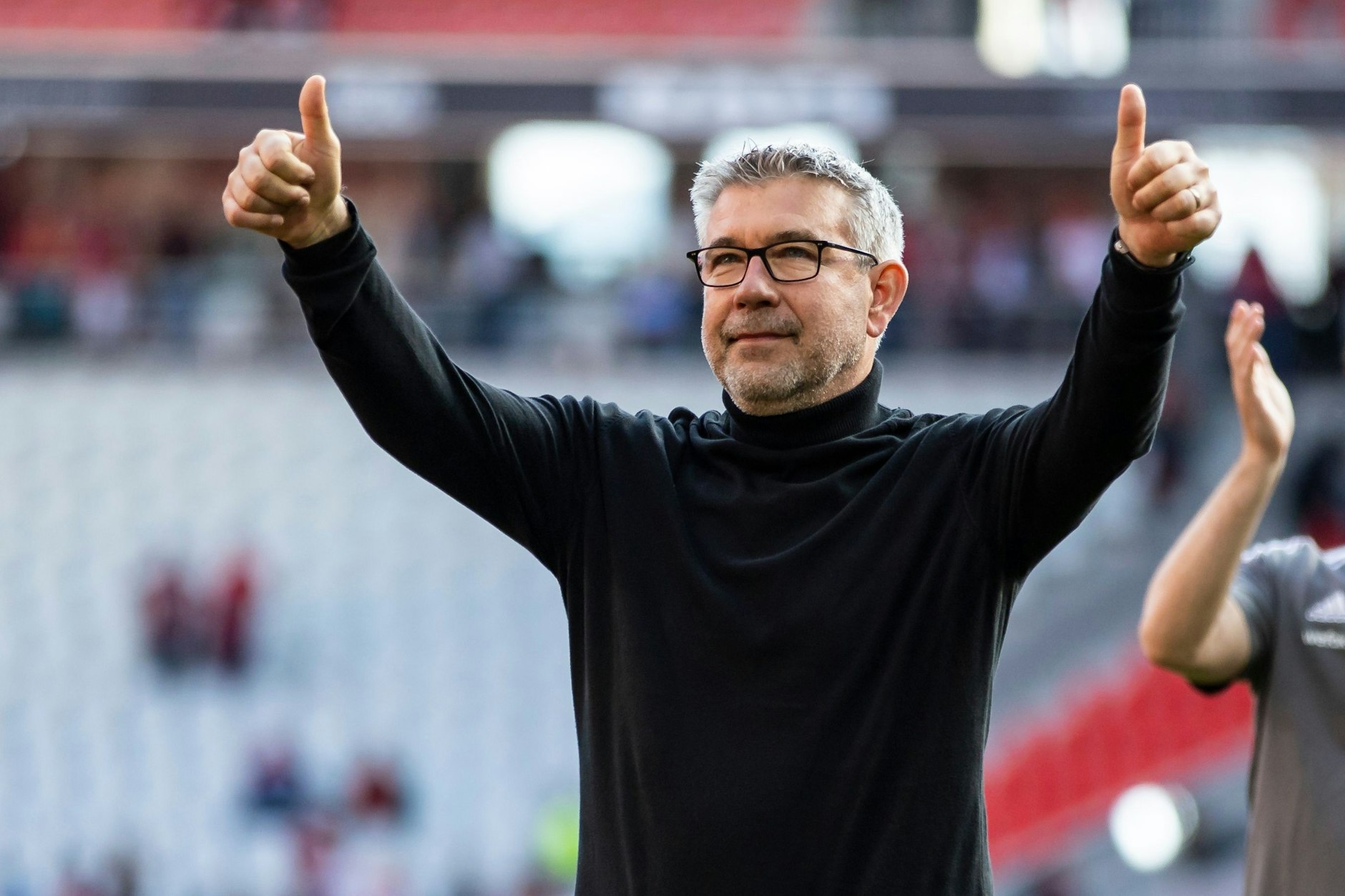 Unions Trainer Urs Fischer bedankt sich nach dem Spiel bei den Fans und wird in Freiburg vom Anhang der Köpenicker gefeiert.