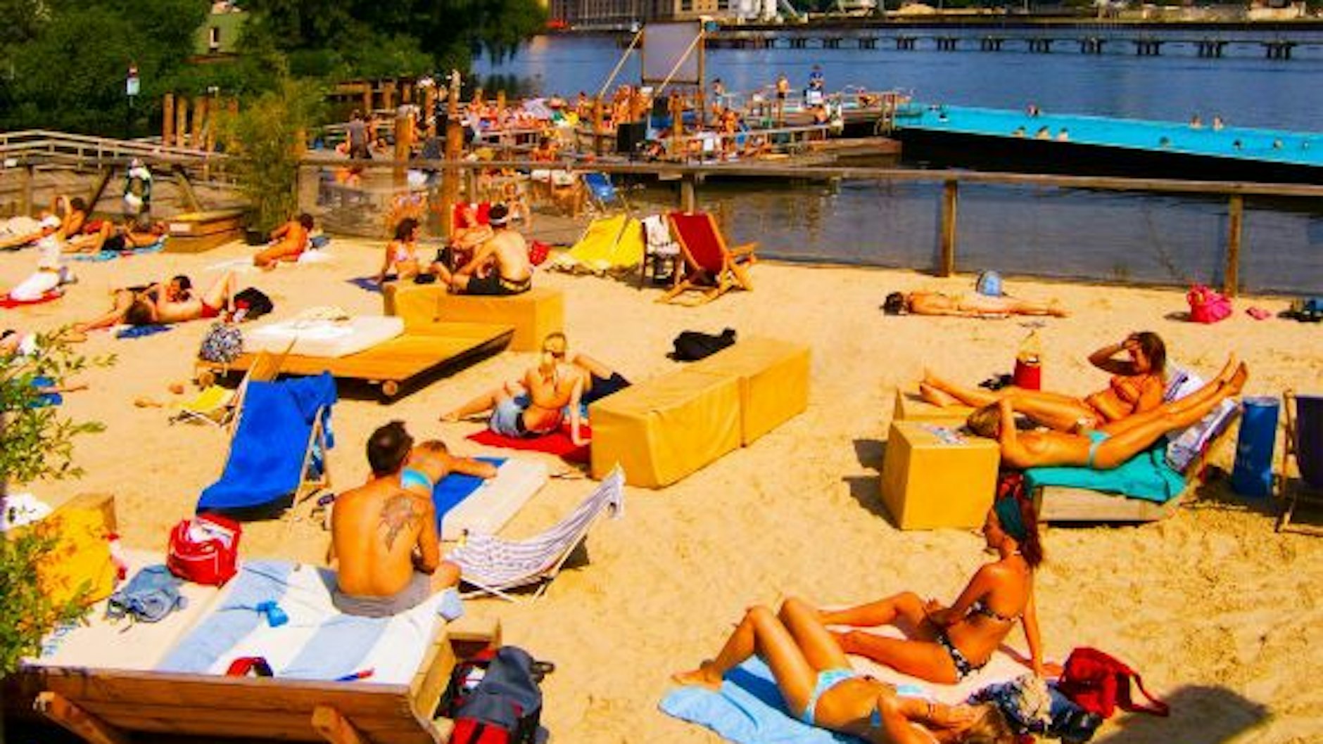 Sandstrand beim Badeschiff der Arena an der Spree ...