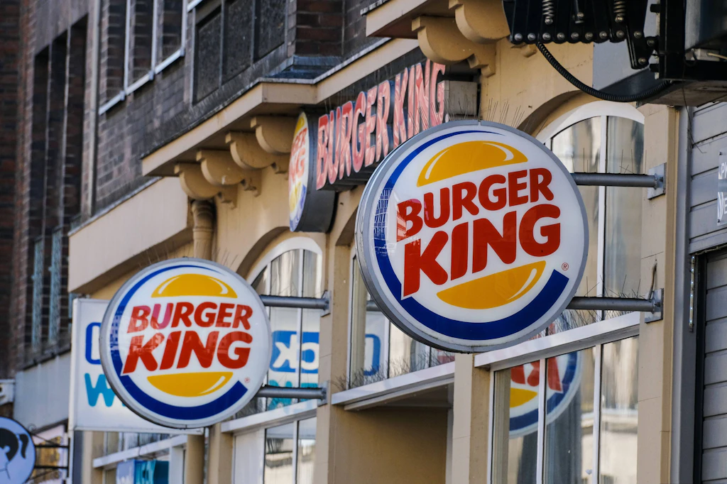 Berliner Burger King-Filiale verschenkt DIESE irren Schwangerschafts-Burger zum Muttertag