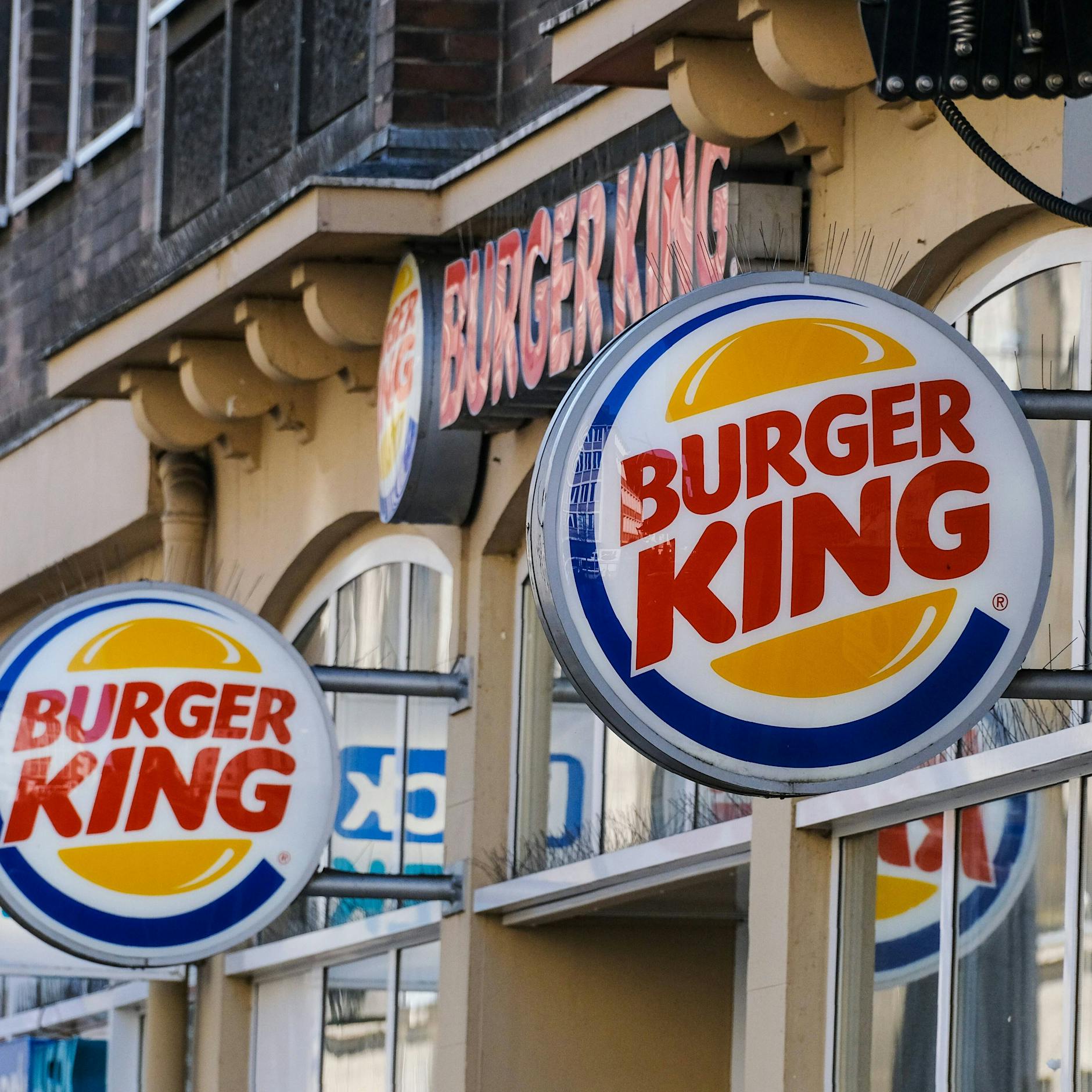 Berliner Burger King-Filiale verschenkt DIESE irren Schwangerschafts-Burger zum Muttertag