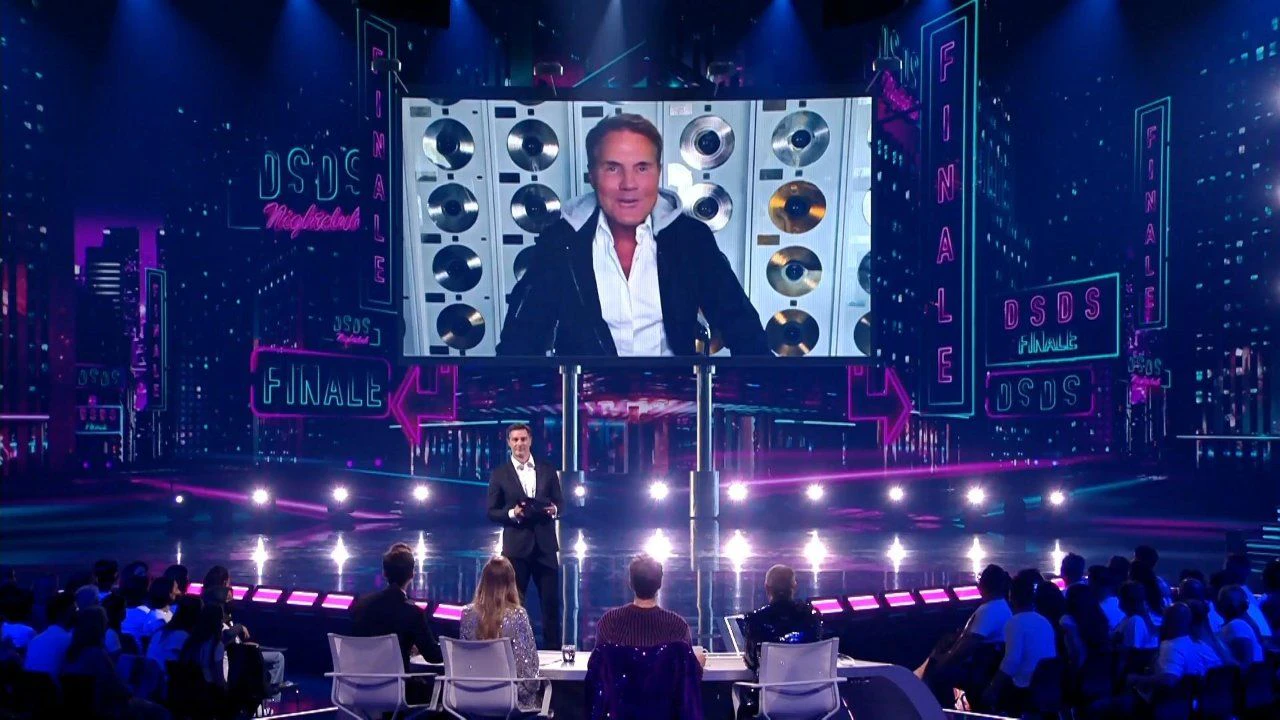 Per Videobotschaft meldet sich Dieter Bohlen im DSDS-Finale zu Wort.