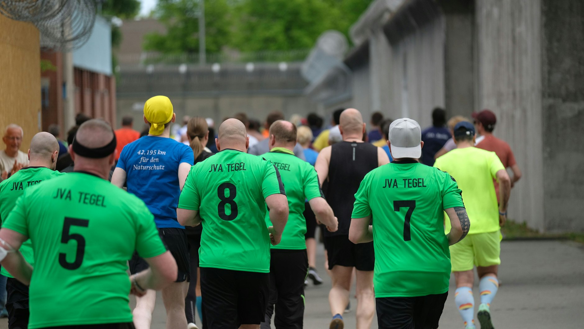 Teilnehmer des Berliner Gefängnislaufs in der JVA Plötzensee.